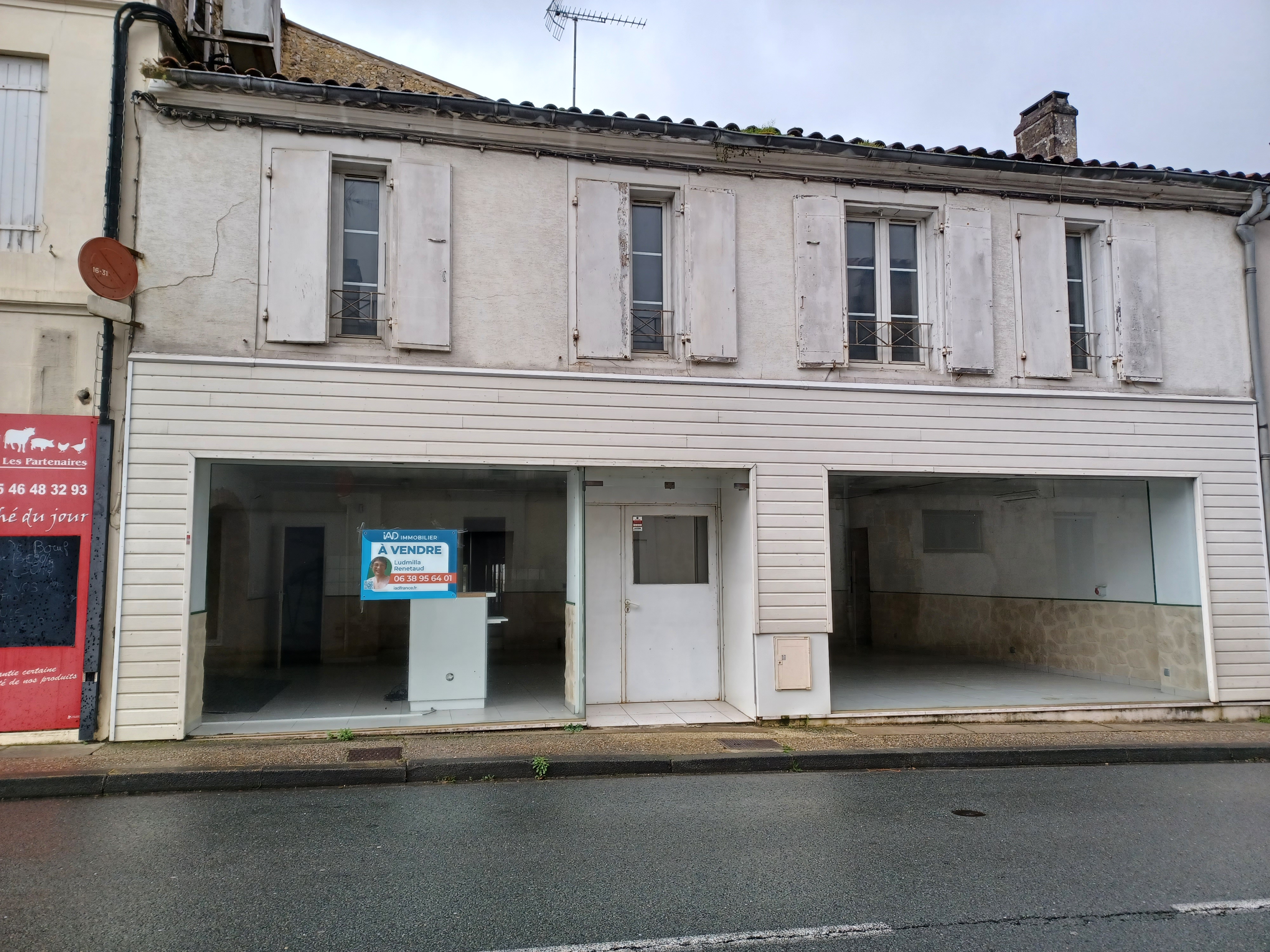 Boutique avec du potentiel, Bien située dans la rue principale qui est une départementale tres fréquentée et avec un parking proche, Située Proche de la place de la mairie ou il y a un marché 2 fois par semaine. 
Nous sommes dans un petit village très agréable avec beaucoup de commerçants. Nous avons tout pour la santé pharmacie médecins infirmieres kiné... les écoles maternelles, primaires,  collège et une crèche.
Cette boutique était très fréquentée avec un bon chiffre d'affaires.
Le prix comprend la boutique principale, l'appartement de 3 pièces situé au dessus et frais d'agence compris. 
Il faut s adresser à l'agence IAD Immobilier photo plus bas. 06 38 95 64 01. Ou à la responsable de l'annonce. 
Nous aimerions que cela reste une boucherie charcuterie traiteur car cela manque beaucoup aux habitants depuis cette fermeture.
Merci.