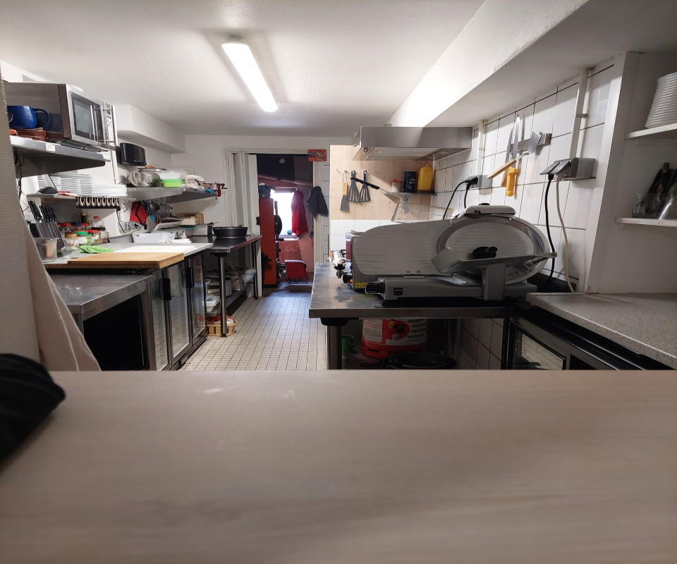 Bar - Restaurant de 95 m2 avec licence 4 dans village classé "Petite cité de Caractère" avec toutes les commodités (écoles, médecins, pharmacies, supérette, boulangerie, etc...), à 5 mn des autoroutes, 30 m de Vichy et 50 mn de Clermont-Ferrand.
Bar, salle de restauration refaits à neuf.
Restauration traditionnelle, clientèle locale et touristique de mai à septembre.
Développer à 80%, reste 20% à développer en faisant restauration le soir.
Logement au dessus de 90m2.
Possibilité d'acheter les murs.