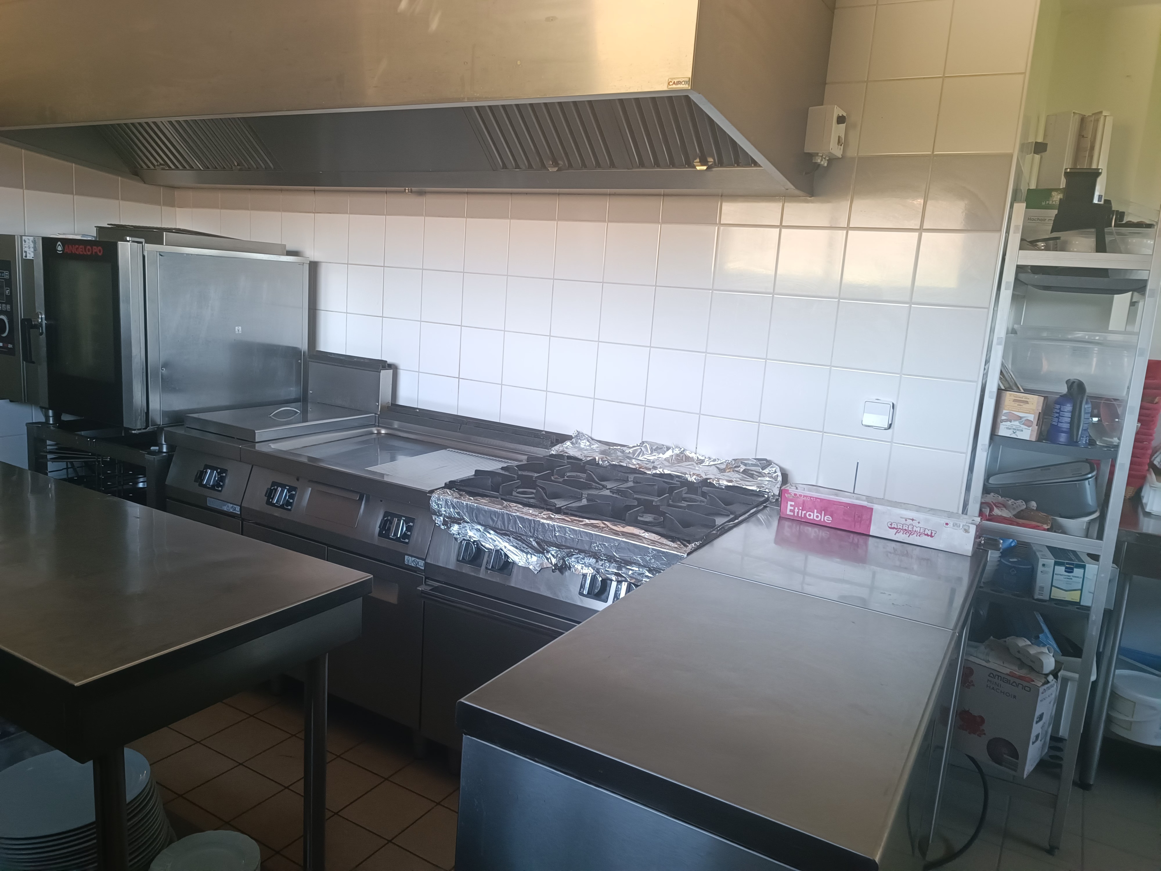 Situé au cœur de la Vallée de la Dordogne, entre Sarlat et Rocamadour, la commune de Pinsac (800 habitants) recherche un nouveau repreneur pour son pôle multi-services stratégique.

 Le Concept: Un établissement moderne (construit en 2022) regroupant plusieurs activités essentielles à la vie locale et touristique: 

Épicerie & Services (80 m²) : Alimentation, produits locaux, dépôt de pain, presse et relais poste.

Restauration & Bar (90 m²) : Salle de 20 couverts, bar avec Licence IV, cuisine équipée et terrasse extérieure de 46 m².

Locaux techniques : Réserve avec chambre froide, vestiaire et sanitaires.

Points Forts : Emplacement stratégique : 
Passage touristique important (proche A20 et sites de Padirac/Rocamadour).Vie locale dynamique : Face à la mairie et à la salle des fêtes, au cœur des animations du village.

Bâtiment récent : Locaux fonctionnels et esthétiques.

Accompagnement : Soutien de la mairie et de l'agence économique locale (Cauvaldor Expansion) pour la structuration du projet et le business plan. 

Conditions de reprise : Loyer mensuel : 1 390,34 € HT.
Licence IV : 20 € / an.

Rachat du fonds et matériel : Estimé à 40 000 € (20 000 € pour  le fonds de commerce de l’épicerie et 20 000 € pour le matériel de restauration).

Revenu complémentaire : Indemnité de relais postal (environ 377,50 € HT / mois).

Profil recherché Professionnel(le) ou couple motivé par le milieu rural, souhaitant s'impliquer dans la vie locale avec une offre diversifiée et ouverte à l'année.

Date limite de candidature : Jeudi 30 Avril 2026 à 12h.
 Contact & Visites : 

Mairie de Pinsac : 05 65 32 64 00 / commune.pinsac@wanadoo.fr.
Cauvaldor Expansion : 05 64 72 11 63 / contact@cauvaldex.fr.