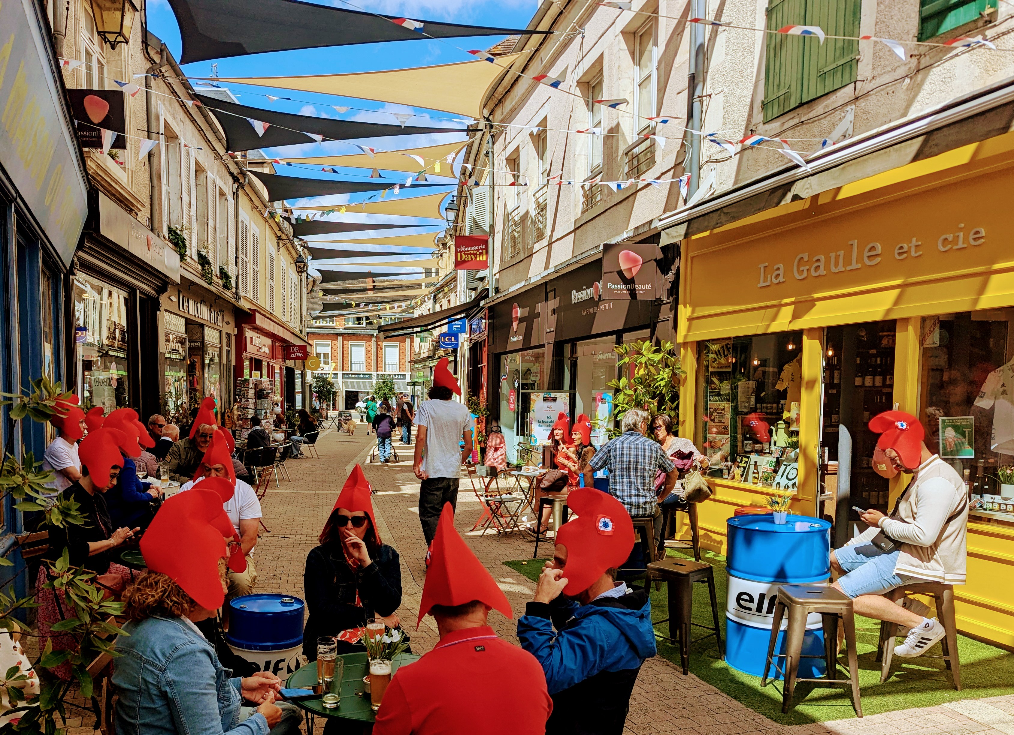 Situé en plein cœur de Saint-Amand-Montrond, dans une rue piétonne, le magasin La Gaule et Cie est une adresse connue et appréciée des habitants où l’on trouve des produits made in France. Pourquoi aller chercher ailleurs ce qui ce trouve juste à nos côtés, dans nos régions ? Véritable lieu de rencontre, il allie à la fois cave à vins, à bières artisanales et spiritueux d’une part  et un bar convivial où l’on peut y déguster ces produits. Les clients et amis aiment se retrouver pour partager un moment chaleureux. 
L’établissement bénéficie d’une belle réputation grâce à son ambiance accueillante, sa sélection de produits de qualité et sa capacité à créer du lien. Ce lieu unique marie le plaisir de la découverte des saveurs avec celui de la convivialité et le tout dans un esprit rétro.
Cette activité est facilement développable, elle est ouverte « seulement » les mercredis après-midi, vendredis et samedi matin jusqu’à 14 h. 
Atouts :
Emplacement idéal au cœur de la ville.
Clientèle fidèle et régulière.
Concept alliant commerce et lieu de vie.
Potentiel de développement (restauration, animations, soirées dégustation, élargissement de la gamme).
Une belle opportunité pour qui souhaite reprendre une affaire clé en main et poursuivre l’histoire de ce lieu emblématique de Saint-Amand.
Et si l’on parlait chiffres ? Le chiffre d’affaire est de 86500 € en 2024. Sera intégré lors de la cession : 
Le stock de Marchandises (vin, bières…) 11000 €, Matériel (frigos, vitrine, Lave verres, machine à pression, four / induction, marmite vin chaud, stérilisateur, verres…) 4000 €, Mobilier (tables et chaises en Formica, caisses à pommes, rayonnage, meubles, cheminée électrique, équipement musique Bose et Samsung, kits déco…) 4000 €, Licences 4 pour 16000 €.
Du côté des charges, le loyer avec la consommation d'eau est à 450 €.
Sur les photos vous pourrez apprécier la vie de la boutique en terrasse, la cuisine, sur la fiche google  La Gaule une visite virtuelle lors de l’exposition du Tour de France, sur la page Facebook, la vie du lieu. Bonne visite à vous et à bientôt. Sylvain Lesage