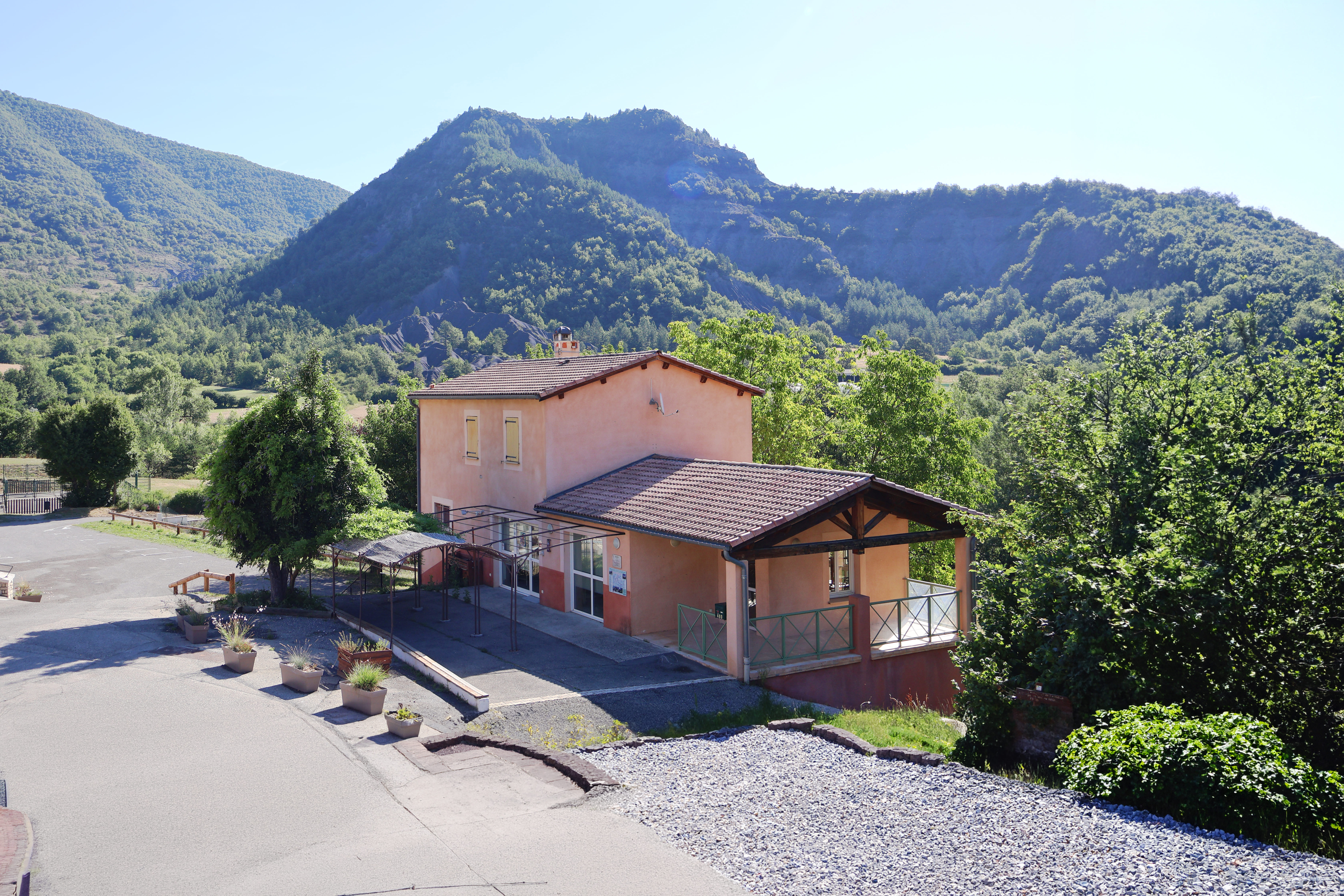 Recherche gérant(e) pour bistrot / restaurant à La Robine-sur-Galabre (04)

Provence Alpes Agglomération recherche un(e) exploitant(e) pour reprendre un bar-restaurant avec logement au cœur du village de La Robine-sur-Galabre, à 12 km de Digne-les-Bains, dans un cadre naturel exceptionnel (UNESCO Géoparc de Haute-Provence).

Le bien comprend :
- Une salle de restaurant (20 couverts) + une terrasse (15 places)
- Un bar et une cuisine équipée
- Des locaux de stockage
- Un appartement T3 attenant (57 m²)
- Une licence IV mise à disposition par la commune

Contrepartie financière : 780 €/mois
(400 € pour le restaurant + 380 € pour le logement)

Projet recherché :
- Activité de restauration, idéalement avec des produits locaux et circuits courts
- Une activité complémentaire appréciée (épicerie, dépôt de producteurs, etc.)
- Ouverture à l'année souhaitée
- Motivation à participer à la vie du village

Vous êtes : un professionnel de la restauration, sensible aux produits locaux et qui a envie de faire vivre un village rural ? Alors n’hésitez pas à nous envoyer votre dossier – CV + présentation du porteur de projet ; note d’intention (concept, carte, approvisionnement) ; prévisionnel financier simplifié – par mail à l’adresse : deveco@provencealpesagglo.fr

Candidatures avant le 31 août 2026
Début d'exploitation souhaité : 1er janvier 2027