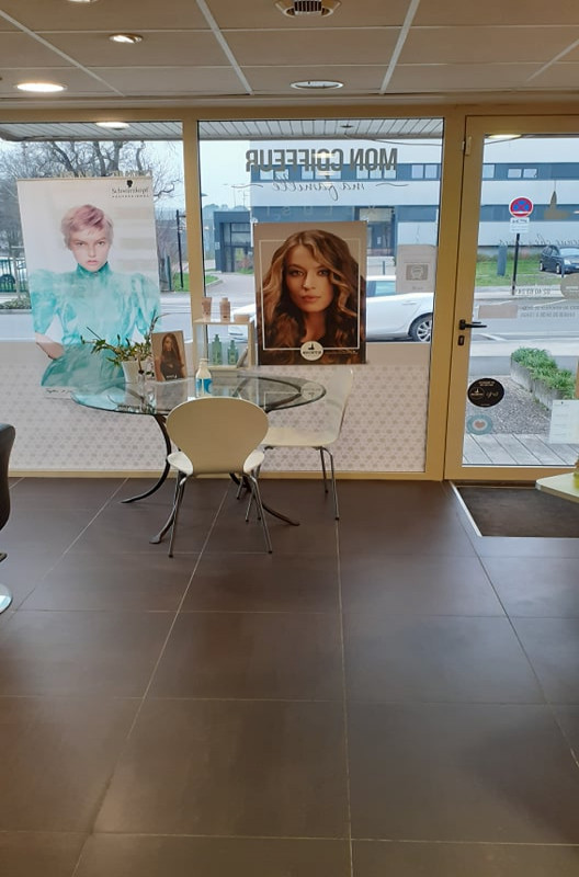 Salon de coiffure environ45m2 , 6 postes de coiffage (fauteuils récents), 2 bacs (récents aussi) , 1 fauteuil Barbier . Un labo , avec machine à lavé, micro onde et frigo.
Pas de salarié , ni d'apprentis
Situé dans un quartier en pleins évolutions , endroit calme , clientèle familiale .  Petit commerce à proximité, boulangerie , pharmacie , boucher , poste, école etc..  , ainsi qu'un grande surface. 
Possibilité de se garer facilement .
Situé dans la périphérie Nantaise , à 45km de La Baule , et de Pornic. Gare et Aéroport.