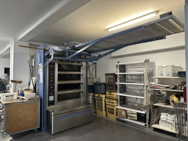 Cause retraite, À vendre boulangerie pâtisserie dans un village en pleine expansion proche de Gaillac dans le Tarn. Le village est le village étape de Brens et se situe à 5 mn de l’autoroute Albi Toulouse. Magasin ouvert seulement les mâtinées. Jour de fermeture le lundi. CA 300000. / employés 2. Prix de vente 150000.