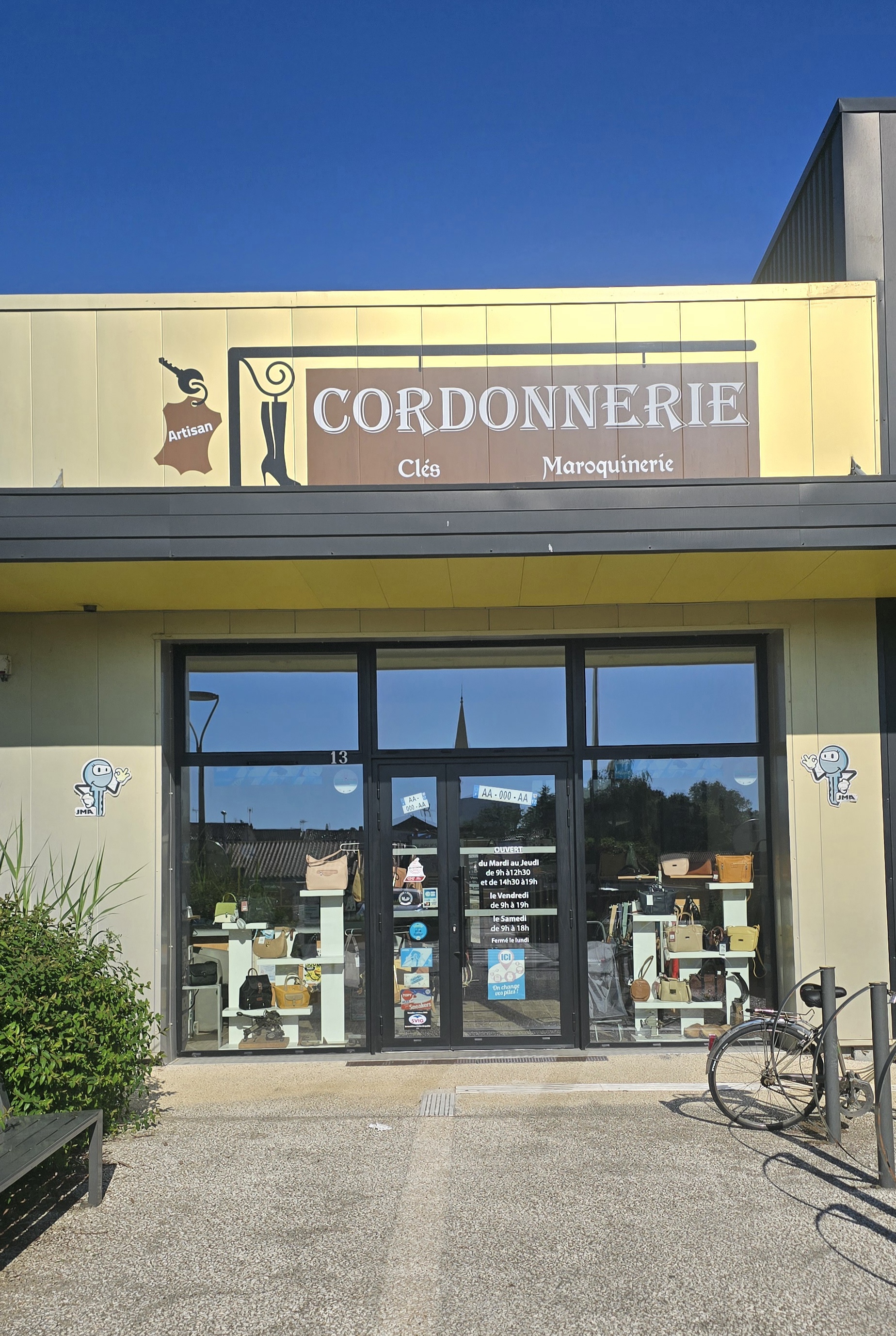 VENDRE: Fonds de commerce de cordonnerie multiservices idéalement situé au cœur d'Aigrefeuille-d'Aunis commune dynamique et en forte croissance.

Après avoir passé 28 ans dans une cordonnerie à La Rochelle 
Installer à mon compte depuis 15 ans à Aigrefeuille-d'Aunis 
L'âge de la retraite a sonné pour le printemps 2027 ça serait dommage que la cordonnerie ferme 
J'ai toujours été cordonnier j'ai fait ça toute ma vie c'est une passion 
Ayant eu un beau-frère cordonnier 
Quand j'étais ado j'allais passer mes vacances à sa cordonnerie d'où le fait que je suis devenu cordonnier





Locale récent de 2020
Surface commerciale : 56 m2

👞 Activité :
Commerce spécialisé en cordonnerie traditionnel 
Produit d'entretien, reproduction de clés, clés véhicules, gravure, plaques d’immatriculation, tampons,vente  de maroquinerie,ceinture, piles et remplacements de pile de montre 

Clientèle variée : particuliers, commerçants, entreprises locales et municipalités

📍 Localisation stratégique :
Emplacement N°1  dans une  zone commerciale au cœur du  centre-ville situé à côté d'un supermarché
 

🔧 Équipement : Banc et presse createc,  Machine à coudre Adler,  machine à coudre black un fils  ,Machine à clé Matrix pro, Opera IV, Bravo BD évolution Reproduction de  clé codée :RW4 plus MBox, RW5 
.
🧾 Chiffre d’affaires stable,  gros potentiel de développement 

👤 Fidèle clientèle locale et de passage.

🔐 Aucune concurrence directe 

💰 Prix de vente – Idéal pour un professionnel ou une reconversion.
Accompagnement possible pour assurer une transition sereine.
Prix de vente : 55 000 euros + le stock
