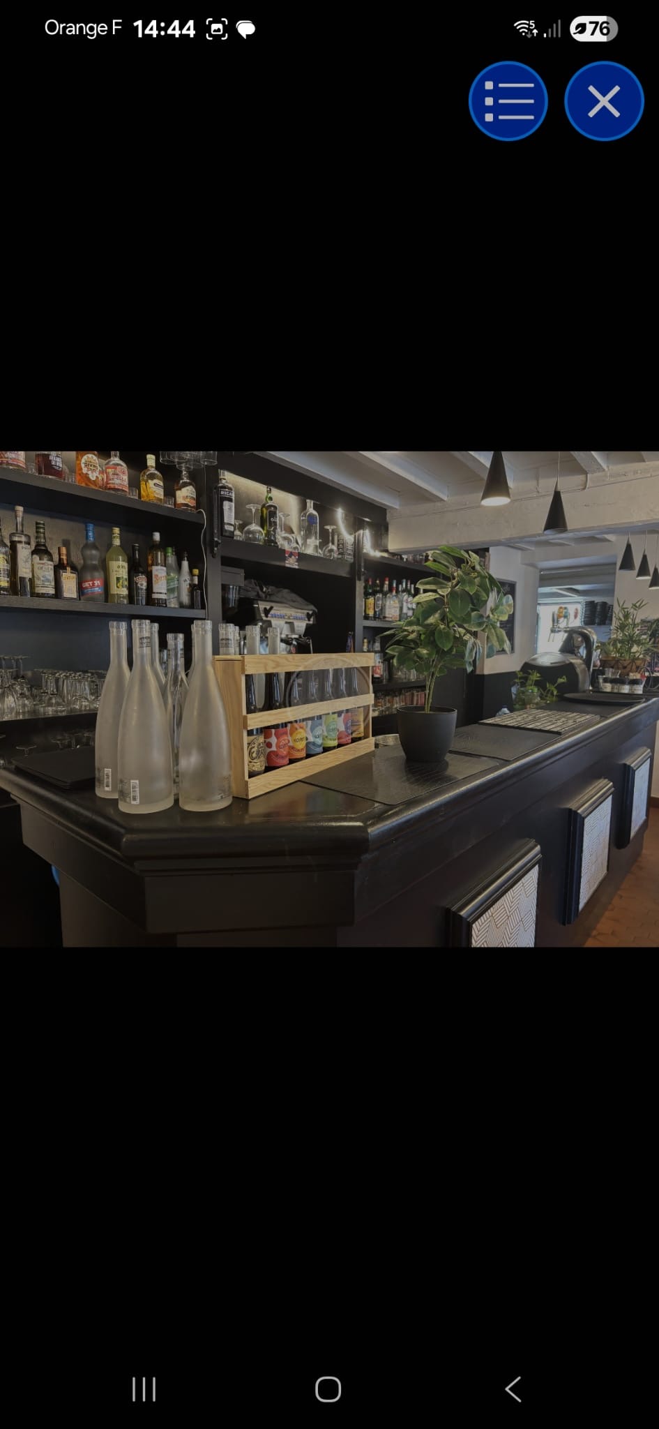 Vend bar restaurant licence 4 dans un village avec menus du jour du lundi au vendredi et à la carte le week-end restaurant familial et rentable dispose d’un appartement de 100 mètre carré compris dans la vente juste au dessus du restaurant d’une terrasse toute neuve au du sud tout le matériel. Nous retournons dans le sud de la France.