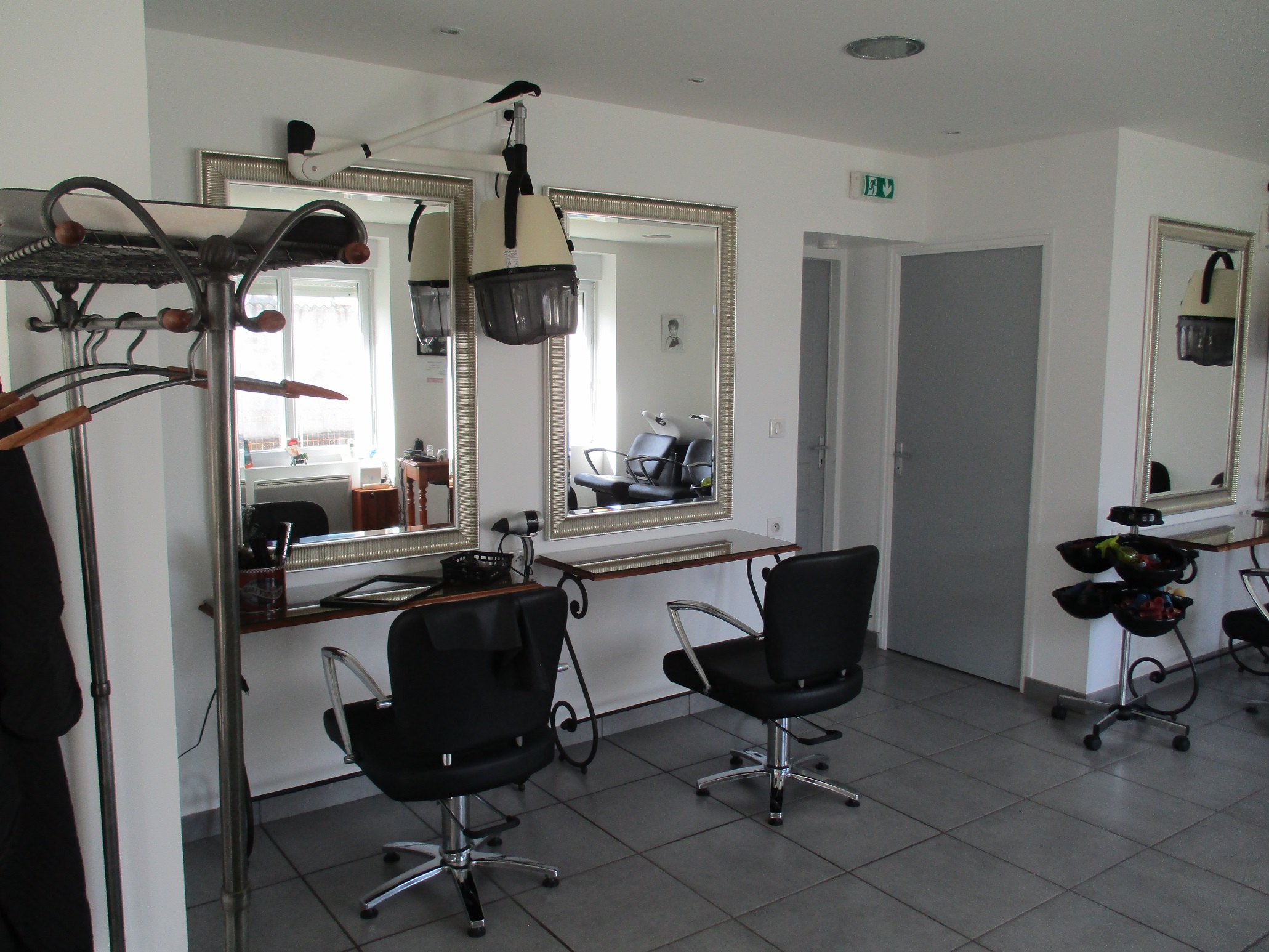 Locale commerciale comprenant:
-1 Pièce de 45m² Comprenant: Espace Homme avec 1 bac+ 1 poste coiffure.
- Espace Femme avec 2 bacs + 4 Postes coiffure équipés de 2 séchoirs muraux.
- Pièce 10m² avec machine à laver + sèche linge + évier.
- WC 2.8m².
Accessoires + équipements divers. (serviteur, etc..)
- Petit jardin
-Belle vitrine
Dans rue principale.
DPE-GES en cours.