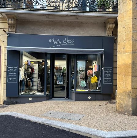 Localisation
Cette boutique est située en plein centre de la ville de Cours (4 400 habitants, dans le Rhône à 1h20 de Lyon et 30 minutes de Roanne) et à proximité immédiate de tous les autres commerces locaux tels : boulangerie, salons de beauté, restaurants, bars, fleuriste, etc …

La commune de Cours se situe au coeur d’une zone de chalandise d’environ 15 000 habitants dans un rayon de 10 minutes et a la particularité d’avoir plus de 2 000 emplois salariés sur son territoire, gage de fréquentation du centre ville.

Plus d’infos sur le Site internet de la commune

Contexte
La boutique a été créée par la gérante actuelle en 2008 avec d’importants travaux de réaménagements faits à l’époque. En 2020 de nouveaux travaux de modernisation, pour un montant de 25 000€, ont été réalisés. Les locaux sont donc modernes et dans un excellent état général.

Propriétaire d’un autre commerce située à 30 minutes et à l’approche de la retraite, la gérante souhaite transmettre cette affaire qui fonctionne bien pour se recentrer sur son autre lieu d’activité.

Cette boutique est la seule de ce type sur la commune de Cours.

“L’idée en plus “
Le développement d’une gamme de vêtements hommes est demandée par la clientèle car absent localement et peut amener une hausse de fréquentation et du chiffre d’affaires sans investissement particulier.