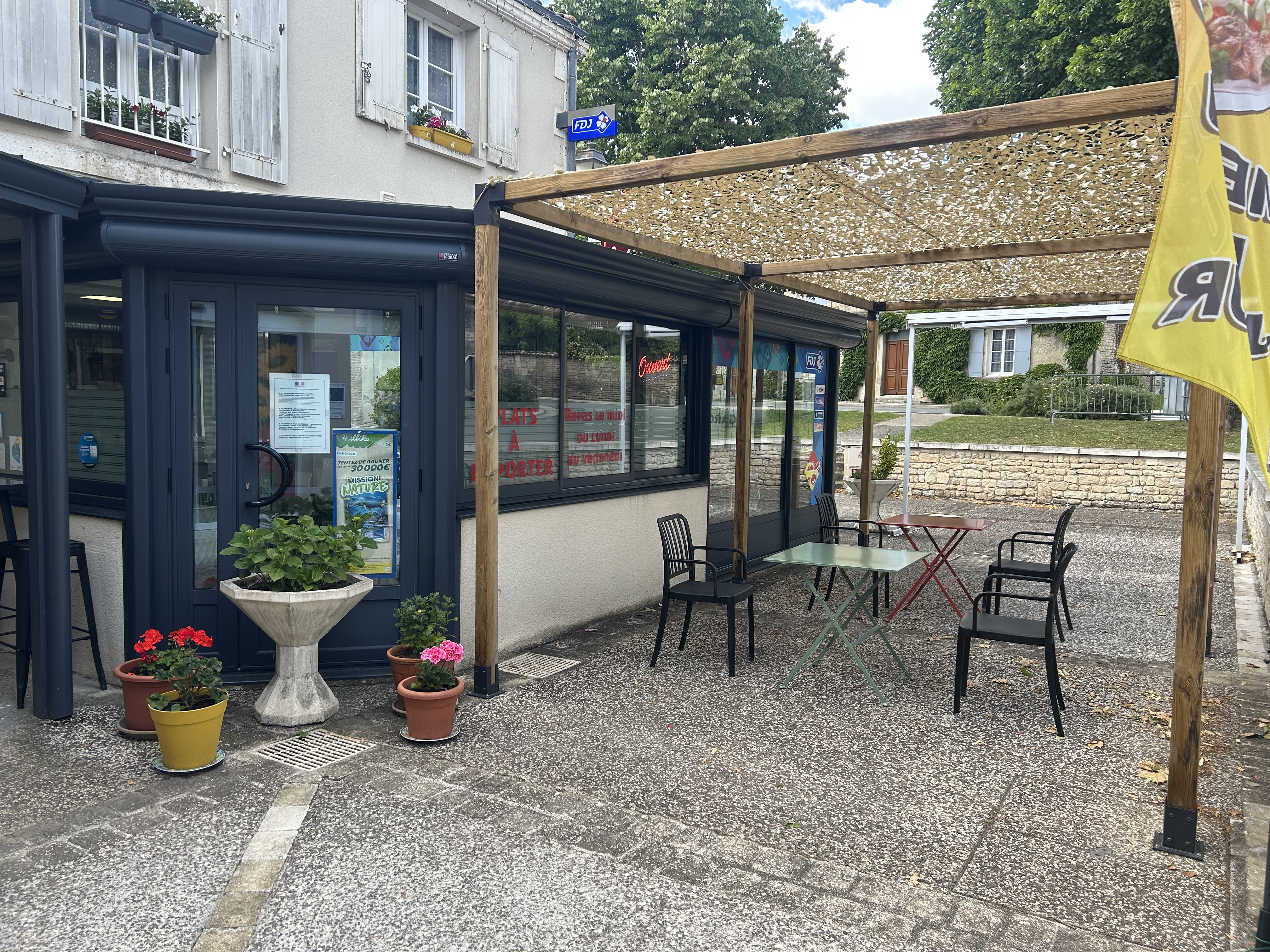 Vends un bar tabac fdj restaurant de 50 places terrasse dans une commune où vous trouverez d autres commerces une école de la maternelle au cm2 
Dans la commune il y a différentes associations 
Proche d Angoulême