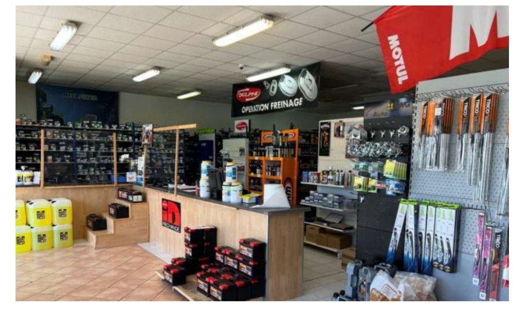 Fournisseur en pièces détachées automobiles 
Pour Professionnel et particuliers  
Fond de commerce a céder. 
Avec reprise du stock en supplément. 
Matériel complet avec système informatique récent (4 postes de travail)
2 véhicule de livraison. 
Chiffre d affaire en constante évolution. 
A 15 minutes de la mer sur une artères principale, avec Parkings. 
Établissement historique de renom. 
Très bonne rentabilité. 
Formation et accompagnement assuré 
Mise en relation réseau. 

LOGEMENT INCLUS dans le commerce. 
apport indispensable pour l achat 
Renseignements après rencontres.