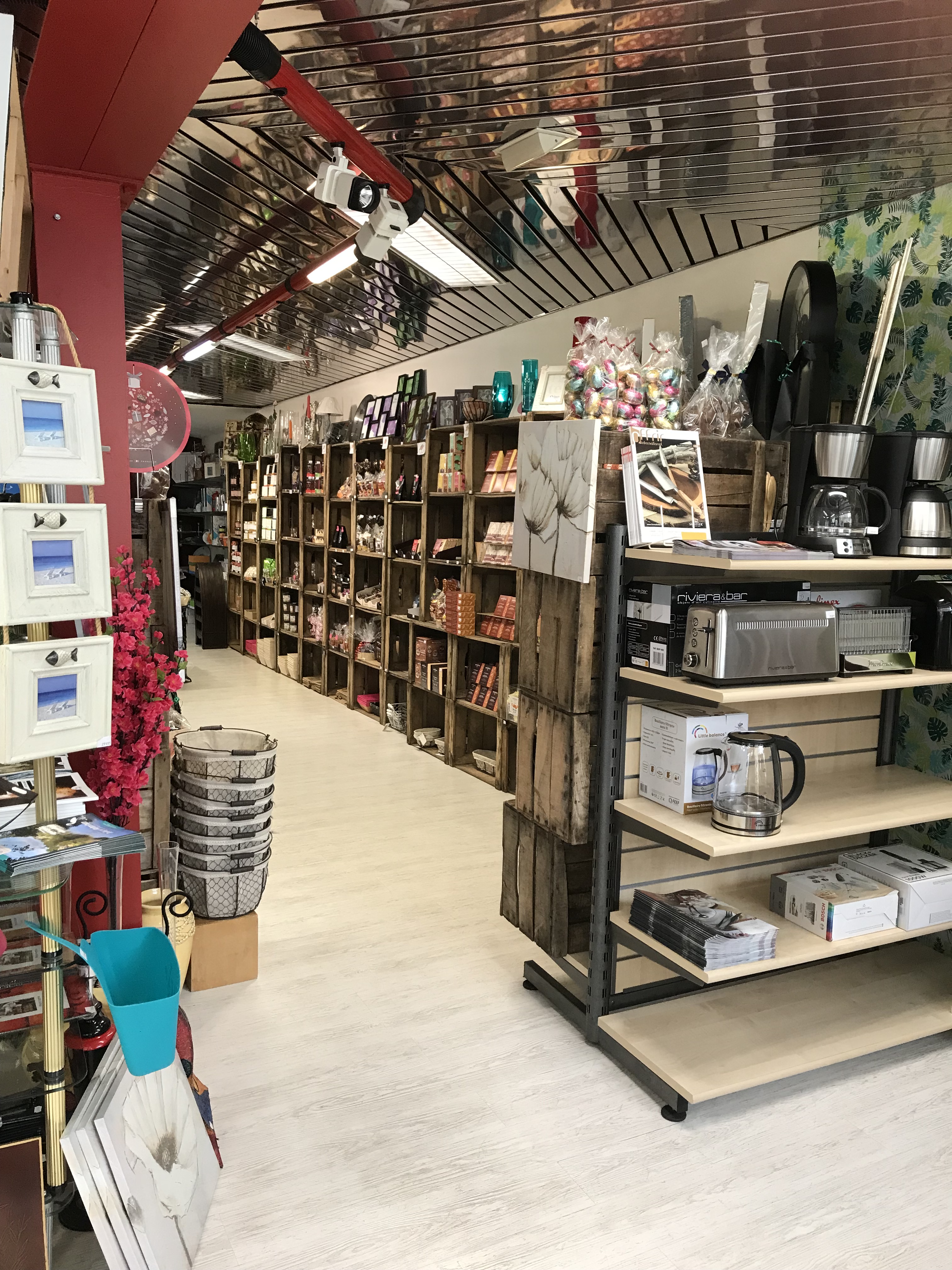 A saisir Fond de commerce de détail sur EVRON (53), Boutique "Plaisir et Joie d'Offrir" avec Point Relais « Pickup » : 
           - Art de la table (catalogue semestriel), déco,
           - Produits du Terroir (Producteurs locaux dont Monbana, et environ 25 producteurs), 
           - Bijoux Fantaisies, Accessoires et Maroquinerie,
           - Jouets en bois, 
- Points Relais : Pickup, Colissimo, qui génère du trafic dans la boutique car inscrite depuis 2 ans et maintenant opérationnelle depuis 1 an, super contente. 
           Cette boutique se situe au Cœur du centre ville avec parking de proximité, il comprend : 
          		- Fond de commerce, 
                        - Fichier clientèle importante et fidèle, 
                        - Matériel, 
                        - Son emplacement, 
                        - Sa renommé clientèle (reçu 2 trophées dont 1 CCI et par ma banque), 
                        - L'enseigne 
                        - Bail tous commerces sauf malodorant (restauration et bruyant (boite de nuit, bar de nuit), 
                        - Point Relais Pickup : Chronopost, Colissimo

Loyer 975 € TTC par mois pour une superficie de 100 m² avc coin wc et lababo 

Chiffre d'affaire maintenu et possibilité d'évolution pour celui ou celle qui veut développer durant la saison touristique de mai à sept. Installé depuis nov 2009, c'est une enseigne connue et j'effectue diverses animations au sein de la boutique ouverte du mardi au vendredi de 9h à 12h30 et de 13h30 à 19 h et le samedi matin de 9h à 12h30 et de 14h à 18h00. 

Installé depuis novembre 2009, Plaisir et Joie d’offrir est une enseigne connue. J’effectue diverses animations au sein de la boutique. Clientèle locale et touristique super sympa.

Boutique entièrement réaménagée, très fonctionnelle, plus lumineuse. La banne est neuve. Etage non exploité pour l’instant.

Son prix net vendeur est de 69550€. Ce montant a été calculé en fonction du barème d'évaluation des fonds de commerce par rapport au chiffre d'affaire des 3 dernières années avant Covid au plus juste pour l'acquéreur effectué par ma comptable et un expert spécialisé dans la vente de fond de commerce. Viendra ensuite le stock au prix d'achat HT + TVA après avoir fait une liquidation de stock pour changement de propriétaire si la personne le souhaite et l'inventaire ensemble. 
Les murs de ce font peuvent être vendus.

Cause départ : J'arrive en fin de carrière professionnelle avant la retraite. Je souhaiterai lever le pied pour finir ma carrière. Retransmettre mon savoir faire serait avec plaisir à une plus jeune personne, Il faut qu'e'lle soit dynamique et souriante.

Je me tiens à votre disposition pour tous renseignements complémentaires. 
Si votre coup de cœur se confirme, venez me voir à la boutique situé au 16 rue de la Fontaine à Evron. Toute offre sera étudié dans la limite du raisonnable. 

Patricia