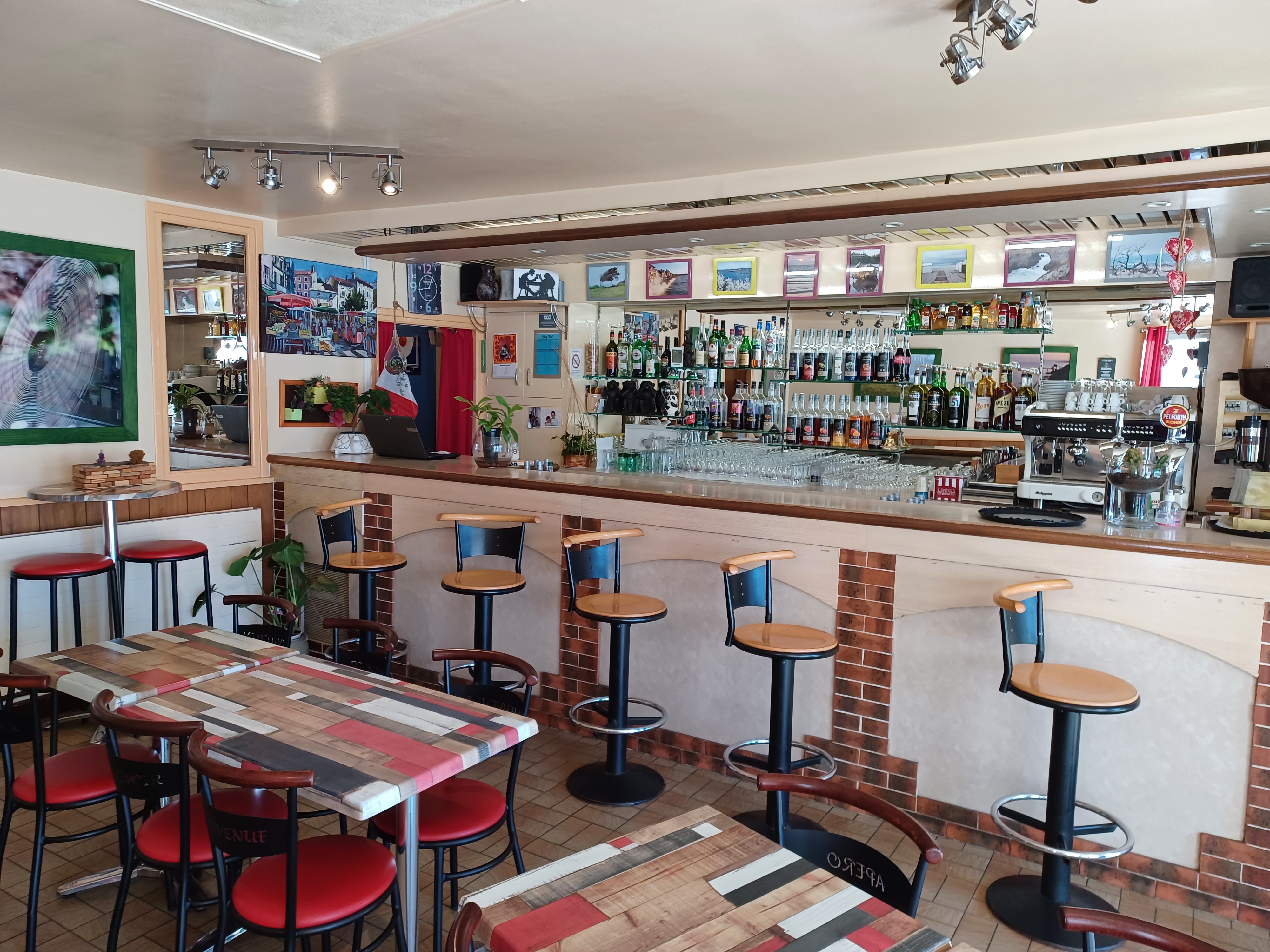 Description de l'activité
Les activités
Débit de boissons (licence IV) + Journaux du jour
Commerce repris en 2014 - vente fonds cause départ à la retraite très prochainement.

Effectif : La chef d’entreprise + une salariée à 40h/mois depuis le 01/01/2023

Salle pouvant accueillir 30 places assises + 6 places au comptoir
10 places en terrasse. Mobilier changé en 2018
La machine à café, le moulin et la tireuse à bière sont de la propriété du brasseur
Clientèle locale.
Commerce ouvert de 6h30 à 20h30 ; fermeture mercredi après midi et dimanche après-midi

Le Chiffre d'affaires est en progression ces 3 dernières années.

Description du local
Le propriétaire propose une location du local commercial au RDC + appartement situé en R+1 et R+2 pour 760€/ mois

Pour le Bar :
=> Salle de bar 52 M2
=> Patio 35 M2
=> Terrasse 15 M2
=> Cuisine 15 M2
=> Toilette 3,5 M2
=> Cave 25 M2

Chauffage au Fuel pour le bar et le 1er Etage et convecteur électrique pour le reste.

Modalités financières
Location : 800€/mois (le cédant n'est pas propriétaire des murs) 

Vente fonds de commerce : 35 000 € négociable 

CA 2022 : 66 000 €
CA 2023 : 70 250 €
CA 2024 : 72 100 €
CA 2025 :  à venir très prochainement 

Aides financières territoriales 
Exonération totale d’impôts pendant 5 ans (zonage FRR)

En cas de travaux d'aménagement ou achat de matériel professionnel , subvention possible de 20% de la région et 10 % de la Communauté de Communes possible dans la limite de 10 500€ d'aides.  et avec un minimum de 10 000 € HT de dépenses.