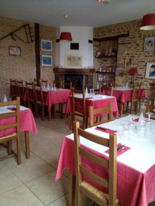 Auberge, située dans un bourg d'une commune au nord de la Creuse, aux portes du Berry, de la vallée noire, sur l'axe routier 940, à 18km de la Châtre et 30km de Guéret.
Dispose :
- d'un bar et salle de restauration de 60 places, (120m²)
 - d'une terrasse non couverte de 60 places,
-  d'un parking,
 L'auberge assure le relais Poste.
 Licence IV mise à disposition par la Mairie,
Possibilité de reprise du mobilier au gérant sortant.

 Travaux en cours pour optimiser les espaces

Début d'activité possible début 2026