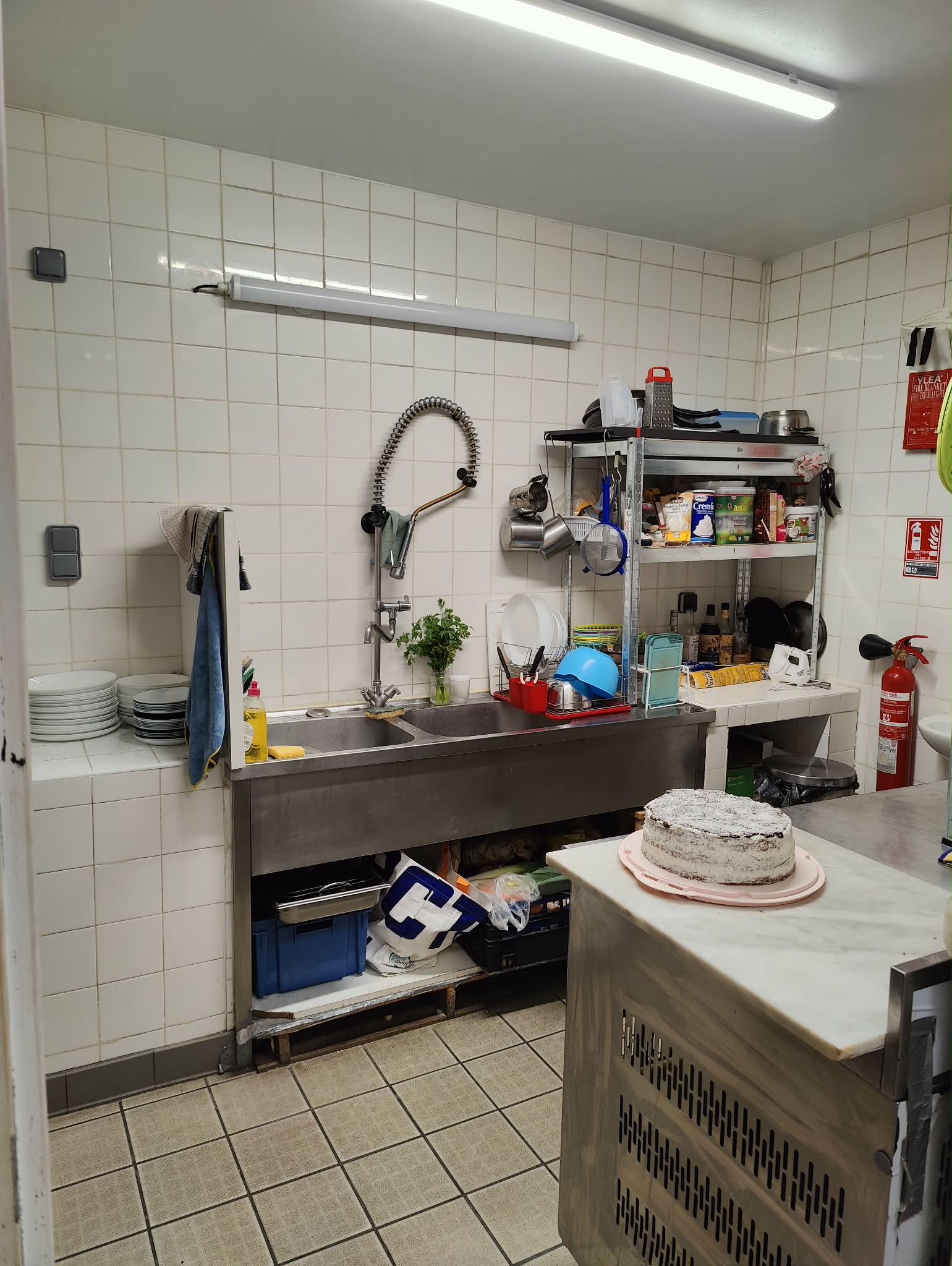 Une belle histoire vous attends à la Roquebrussanne ! Situé au coeur d'un joli village du Var nous vous proposons de reprendre l'exploitation d'un bar licence III.
Proche des commerces, écoles et parkings. Avec une clientèle déjà fidèle et le passage régulier de touristes et randonneurs.
Gros potentiel à développer (ouverture le soir, soirées à thèmes...).
Vous avez accès à 72m², 30 places assises en salle, 20 places terrasse avec pergola déjà installée. Cuisine disponible pour une petite restauration.
Prix: 30 000€
N'hésitez pas à me contacter pour plus de renseignements ou pour prendre rdv.