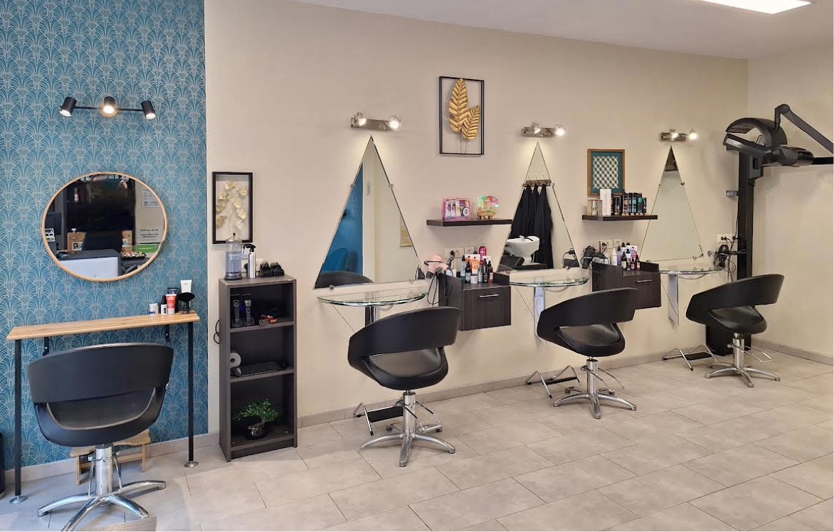 A VENDRE ou EN GERANCE,
Pour cause de reconversion professionnelle,
Salon de coiffure mixte à Septfonds.

-Superficie 48 m².
-Situé à proximité d'un parking gratuit, sur un axe passant, le salon offre une belle opportunité de reprise ou de gérance.
-Créé il y a presque 20 ans, le salon possède un beau fichier clientèle, fidèle et régulière.
-Chiffre d'affaire régulier.
-Idéal pour travailler seul ou à deux.

Le local est lumineux et agencé avec :
-4 postes de coiffage
-2 bacs à shampoing
-1 WC
-1 réserve/buanderie/cuisine avec un accés independant
-1 climatisaton
-1 double vitrine en verre securité

-Loyer du local 400€.
-Loyer de la gérance 800€.
-Possibilité d'achat.
-Possibilité de gérance simple avec un bail de un an renouvelable avec tacite reconduction.
-Possibilité de gérance avec option d'achat.(12/18 /24 mois)
