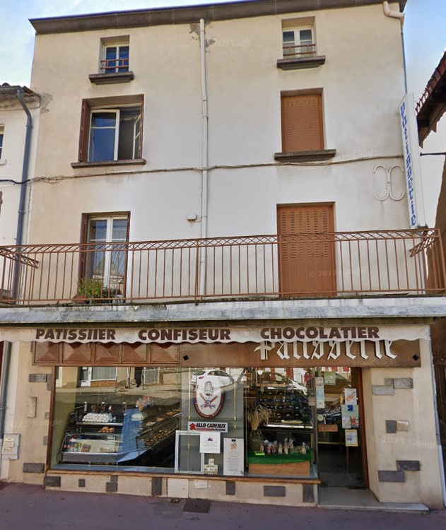 Local historique, idéalement situé dans le centre de Billom, Patisserie-Confiseur-Chocolatier.

Cadre de vie
Dans un bourg médiéval situé entre limagne et Monts du Livradois, bénéficiant de l’aire urbaine de Clermont Ferrand, Billom est considérée comme la capitale de la Toscane Auvergnate, en raison des champs (principalement d’ail) ponctués de coteaux.

Descriptif local/terrain
Local idéalement situé dans le centre bourg de Billom.

Espace total :

91m2 avec une cave de 30m2
vitrine, oui
Magasin, lieu de fabrication, lieu de stockage
Sanitaire, oui
chauffage, fuel
travaux à prévoir, peinture (mais peut servir en l’état)
la maison de 109 m2 sur deux étages où est situé le local est en vente aussi pour 150.000 €
contact vendeur 04 73 68 42 28 (pas les mercredis)
Descriptif activité
Le commerce est situé à deux pas du quartier médiéval, sur la Place Alfred Thomas, bénéficiant de l’aire urbaine de Clermont Ferrand.

Le marché, hebdomadaire, à lieu les lundis matins : c’est une très belle opportunité pour l’activité.

Chaque lundi matin, la petite cité médiévale de Billom s’anime. Dans les ruelles et sur les places, la clientèle se presse autour des étals du marché hebdomadaire. Un rendez-vous « ancestral » qui attire entre 80 et 120 vendeurs non-sédentaires selon qu’on est en hiver ou au cœur de l’été.

Billom réunit tous les services de proximité essentiels : écoles, médecins, commerces, équipements sportifs et culturels…

A deux pas des premiers contreforts du Livradois, Billom est un joli village d’Auvergne alliant le charme de la campagne à quelques pas de la ville.

Le tissu associatif, vivement développé sur le territoire vous permettra de vous épanouir dans votre métier et votre vie personnelle.

Vous pourrez ainsi vivre la solitude des grands espaces en sillonnant les paysages vallonnés et vous engager dans les multiples associations du territoire.

Aides et accompagnement
Le service économie de la Communauté de Communes (Billom Communauté) vous accompagnera afin de solliciter les partenaires financiers et techniques pertinents pour votre projet.