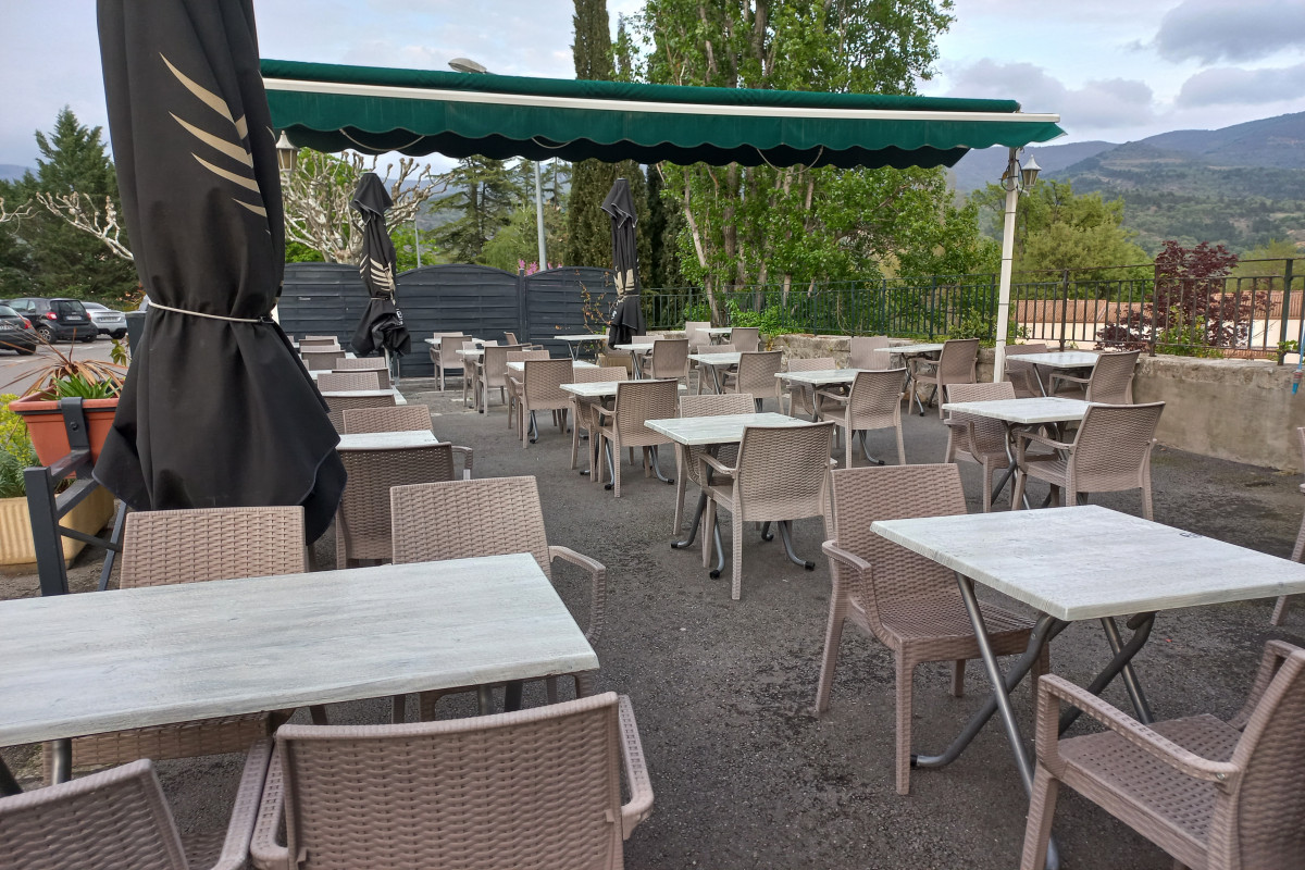Dpt alpes de haute Provence  04
vend bar restaurant avec très bon emplacement face mairie
grand  parking  terrasse 120 place/  TRES GRANDE SALLE  80 PLACE
très passante  FDJ / RAPIDO 
très  bonne affaire  en couple  ou famille