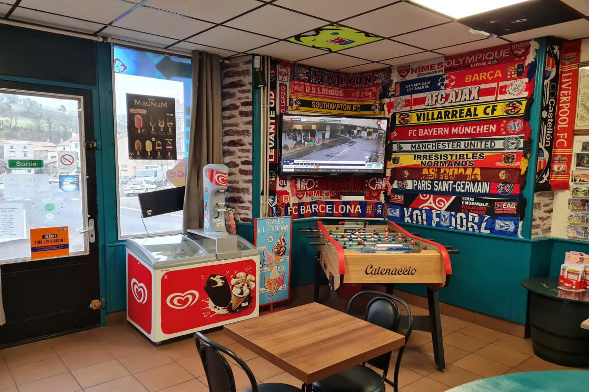 Affaire très bien située dans un bourg paisible, en situation de monopole sur la commune et proche des autres commerces (épicerie, boulangerie, boucherie, restaurant, pharmacie, banque ... ) Ce commerce est idéal pour une exploitation à deux, avec un bel appartement de 90 m2 attenant au commerce ainsi qu' un jardin, le tout pour un loyer global modéré. De plus, le matériel est récent, informatisé et les agencements sont en parfait état. Ce bar tabac dispose d'une terrasse attirant les touristes. Clientèle fidèle et de passage grâce notamment aux sentiers de randonnées. Possibilité de développement avec le snacking et avec le PMU, activité nouvellement crée. Possibilité d'achat des murs.