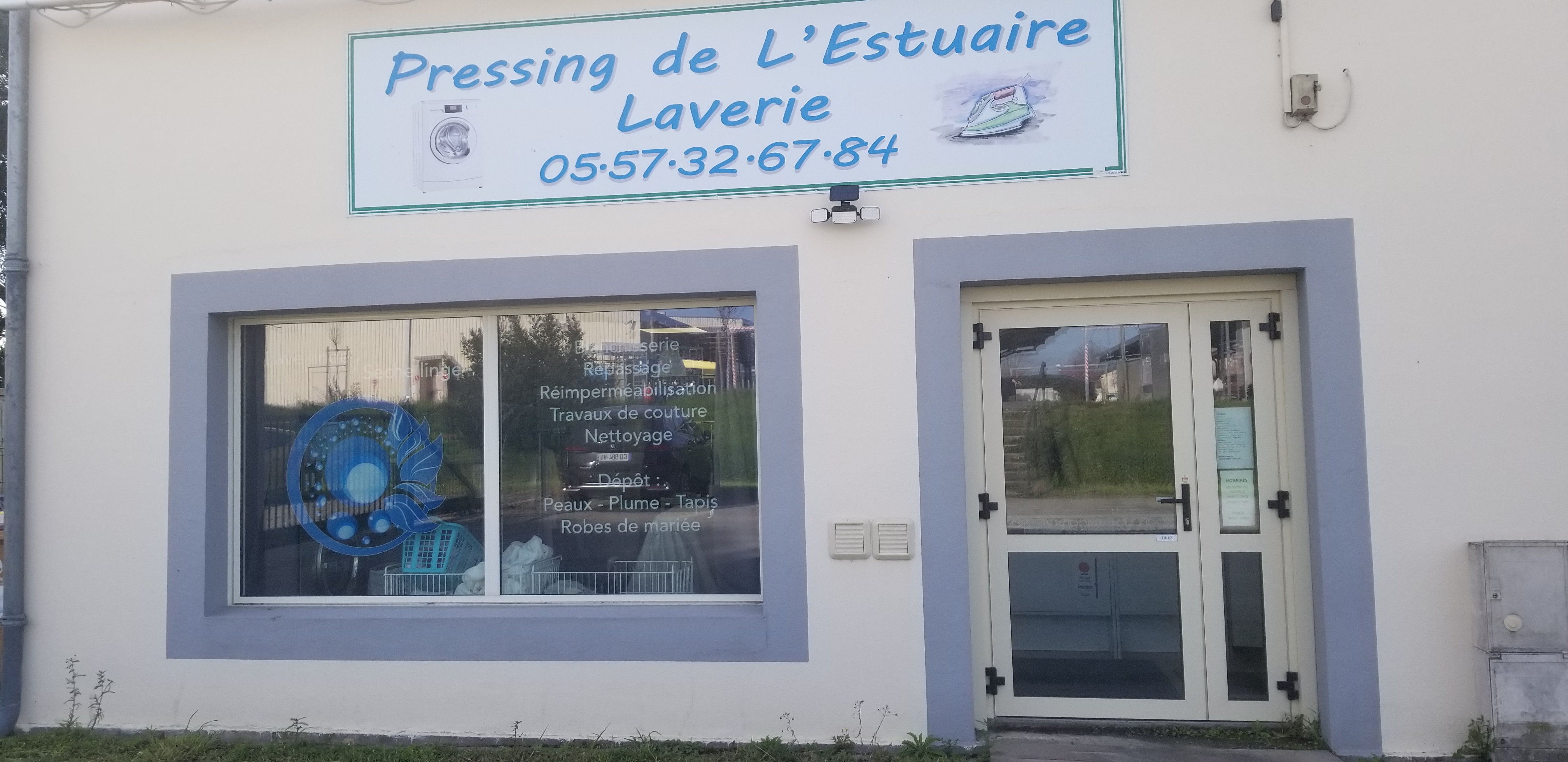 Pressing de 48m2. 
Aqua nettoyage. 
Machines en très bon état. 
Clientèles fidèles. 
Parking devant la porte accessible aux handicapés. 
Loyer correcte. 
Peut être développé. 
Proche de 2 grandes surfaces. 
Autoroute à 10 minutes. 
Pas d autre pressing en concurrence.