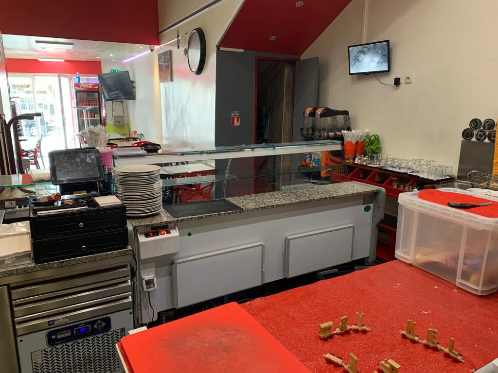 Restaurant snack situé en plein centre ville de Gardanne collé au cinéma  comprenant une  grande terrasse de 30 tables
Salle principale intérieure avec 17 table et cuisine isolée  de 70 mètre carré 
Salle du bas avec 15 tables et comptoir  de 25 mètres carrés  
Bails tout commerce.
Marché trois fois par semaines