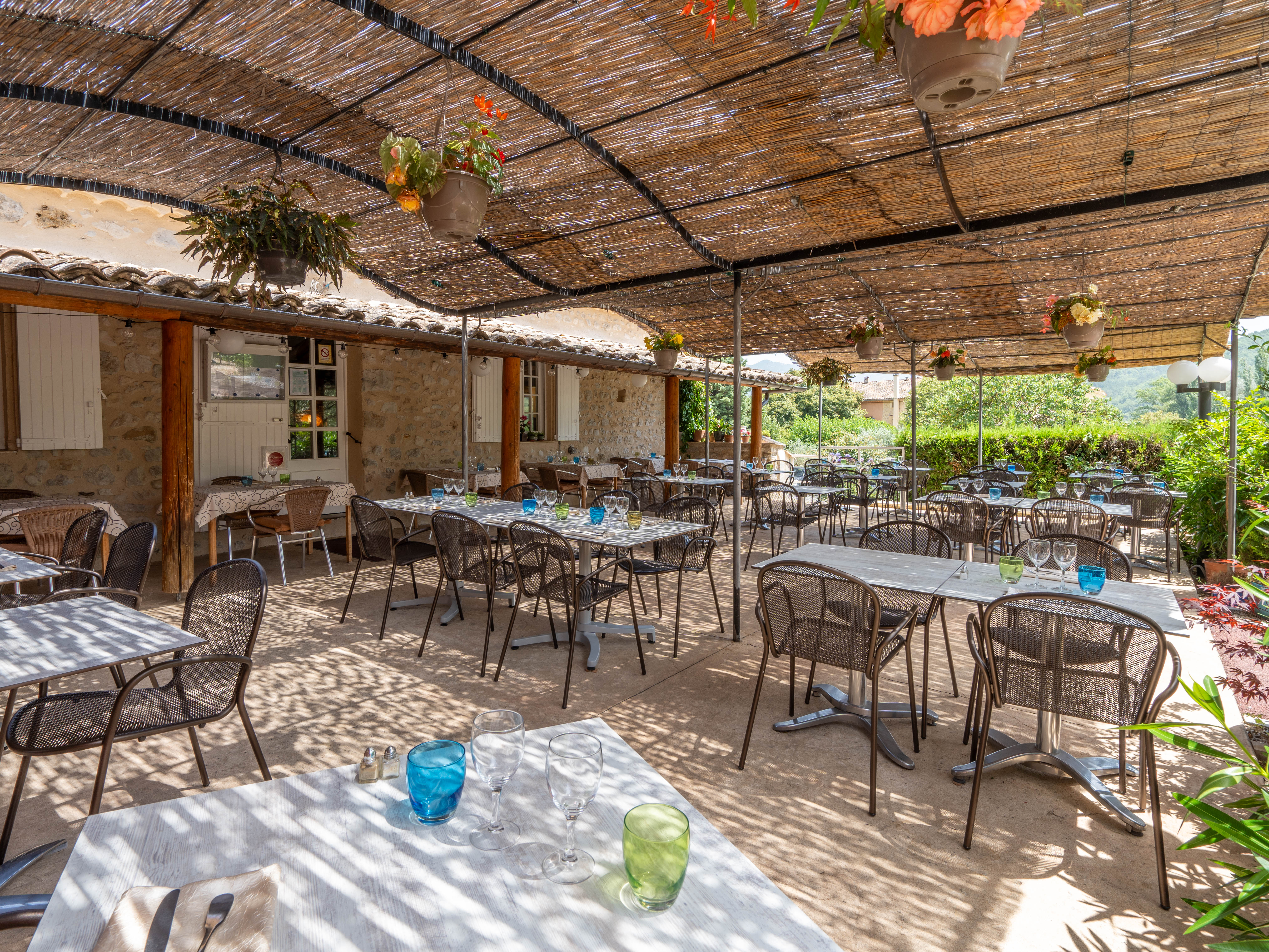 Osez le changement de vie : reprenez un restaurant renommé en Drôme provençale.

À vendre, fonds de commerce d’un restaurant réputé à moins de 10 km de Nyons, au cœur de la Drôme provençale. Une opportunité rare pour jeunes restaurateurs ambitieux ou porteurs de projet en quête de sens : conjuguer cuisine créative, art de vivre à la campagne et aventure entrepreneuriale. Cadre naturel exceptionnel, clientèle fidèle, réputation solide, et un lieu plein de charme avec possibilité d’habitation sur place. Tout est prêt pour écrire une nouvelle page ! 

L’établissement propose : 
- 156 m² de surface intérieure, avec deux salles climatisées (45 à 50 couverts) 
- Terrasse couverte de 94 m² sous les canisses, à l’ombre des oliviers, accueillant jusqu’à 80 couverts 
- Cuisine professionnelle parfaitement équipée, avec des postes bien organisés 
- Etage de 100 m² à aménager selon vos besoins : logement de fonction, hébergement saisonnier, bureaux ou réserve 
- Parking gratuit attenant 
- Activité annuelle grâce au climat et au tourisme
Le tout sur un terrain paysagé de 1 450 m², facile à entretenir, entre Alpes et Provence.