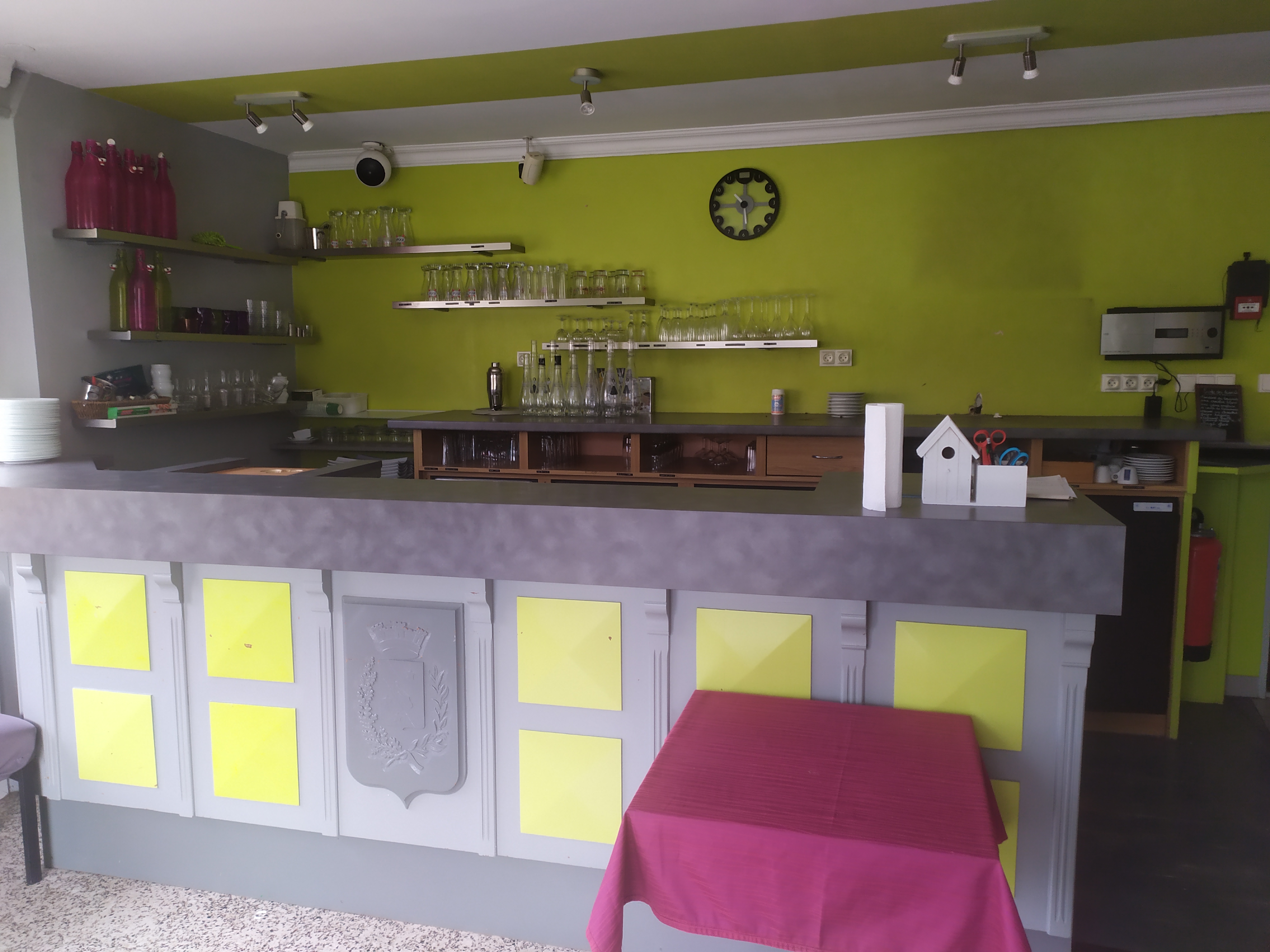 a vendre pas de porte d un bar licence 4 restaurant et appartement F5 situe dans 1ville dynamique a brou 28160.
surface 330 m2avec bar,restaurant avec tout le materiel,patio,logement F5.
salles 60 couverts +patio 16 couverts.
emplacement strategique avec passage frequent.
le restaurant est ferme le 01  10 2024.
loyer 2200 euros.
pas de fonds de commerce a acheter.
grosse opportunite pour se lancer dans la restauration.
cuisine traditionnelle de qualite.
la licence 4 etait utilisee que pour le restaurant donc bar a exploiter en plus .
des chiffres d exploitation peuvent etre fournis sur demande.
pour plus de renseignements me contacter.