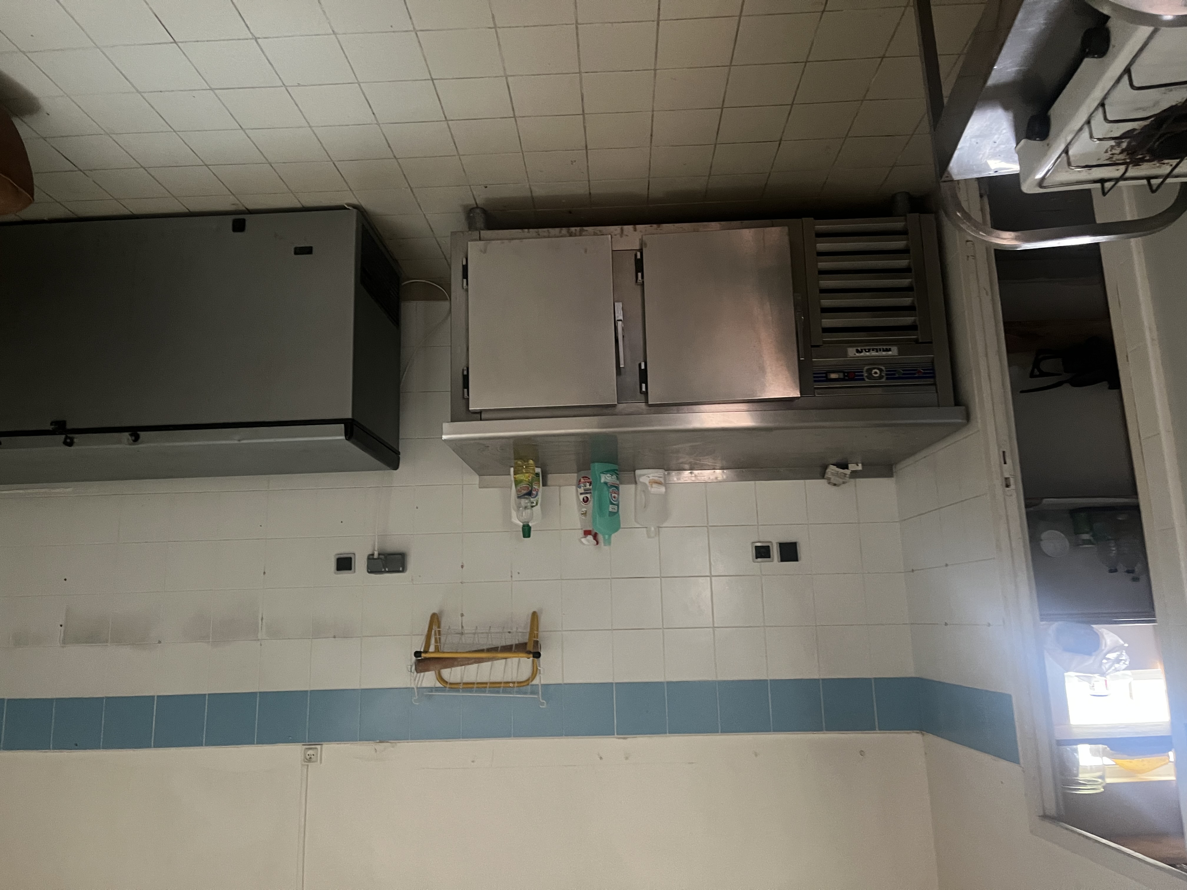 La commune de La Ferté-Beauharnais propose la reprise de sa boulangerie communale, actuellement fermée, offrant un fort potentiel de redémarrage.

Située au cœur du village, la boulangerie bénéficie d’un emplacement stratégique avec un passage d’environ 4 500 véhicules par jour, à proximité immédiate d’une supérette, d’un bar, d’un restaurant et d’un salon de coiffure.
Accès rapide à l’autoroute et à la gare.

Le bien comprend :
- un pas-de-porte communal,
- un laboratoire fonctionnel,
- un fournil entièrement équipé,
- une clientèle locale et fidèle,
- un logement T3 attenant,
- un loyer modéré.

La mairie est propriétaire des murs, garantissant une installation sécurisée.

La commune recherche un artisan boulanger, un professionnel ou une personne en reconversion, souhaitant s’installer et développer son activité dans un cadre de vie rural de qualité, au cœur de la Sologne.

📞 Contact – Mairie de La Ferté-Beauharnais
Tél. : 02 54 83 60 74
✉️ Mail : lafertebeauharnais@orange.fr