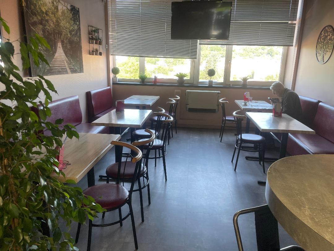 Vends fonds de commerce (cause santé) :  Bar (licence III) Tabac Presse  PMU FDJ au Puy en VELAY (43) , dans un quartier totalement rénové en 2024/2025 où se trouve plusieurs commerces : Pressing, Pizzeria, Boulangerie, Pharmacie, Boucherie.
Le magasin spacieux et traversant à lui aussi été totalement rénové en 2023 : nouveau agencement, peintures et sols plus devantures.
Le système de sécurité a été totalement remplacé en 2025. Aucun investissement à prévoir.
Excellent rapport rentabilité .
Idéal pour un couple ou plusieurs associés.