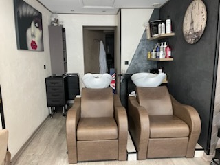 Salon de coiffure très bon état avec matériaux de qualités dans village avec Commerces ( pharmacie, boulangerie, supermarché,bar....)
3 postes de coiffage
2 bacs récents , fauteuils électrique massants.
Réservé environ 10 M2 avec lave linge, sèche linge....
Toilette
Stationnement facil.
Clientèles fidèles.
Faible loyer
Affaire saine, chiffre d'affaire en progression régulière.
Conforme accessibilité.