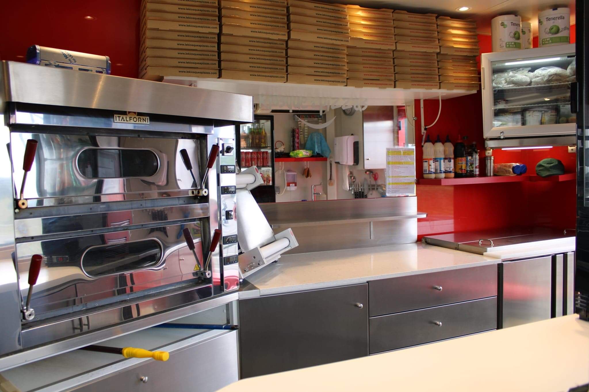 Point de vente ouvert depuis 1 an sous franchise le kiosque à pizzas.
Réseau français de plus de 500 points de ventes, la franchise n'aspirent ni royalties ni redevance publicitaire. 
Le CA sur la première année est de 130000€ (65% marge) et sera à développer par le repreneur suivant la saisonnalité.
Initialement ouvert 6/7.
Aucun salarié à reprendre.
À saisir rapidement devant reprendre en main mon autre point de vente en octobre.
Formations assurée
Clientèle locale fidélisée en hiver plus tourisme de la station balnéaire en période estivale
