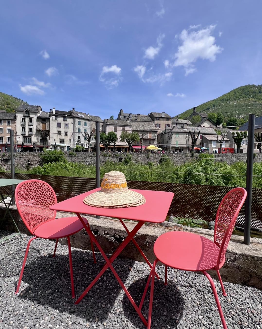 À vendre un hôtel**– restaurant, refait à neuf en 2020.
Il s’agit d’un établissement saisonnier, situé en Lozère, au cœur d’un village de 500 habitants. Le bien se situe à 30 minutes de Florac Trois Rivières.
Très touristique, il est au carrefour de différents sentiers de randonnée.
Les clients sont principalement des sportifs (randonneurs, vététistes), des familles, des retraités… 
Les vacanciers viennent profiter du calme, ils se relaxent en écoutant le bruit de l’eau, ils viennent se reposer tout en visitant la région, tandis que d’autres profitent de ce cadre pour pratiquer des sports de nature.
L’hôtel peut accueillir jusqu’à 37 personnes, réparties dans 14 chambres confortables. Le restaurant dispose d’une salle d’une quarantaine de couverts, complétée par une terrasse surplombant le Tarn, très appréciée des clients, avec une capacité d’environ 60 couverts.
L’hôtel**– restaurant bénéficie d’une excellente réputation, un mélange de styles qui réunit le charme des chambres d’hôtes, le confort d’un hôtel et l’esprit chaleureux d’une auberge de jeunesse. 
L’établissement est entièrement équipé avec du matériel entretenu, acheté neuf en 2021. Il dispose d’une laverie automatique en libre-service ouverte à tous.
L’hôtel-restaurant est ouvert de mi-avril à mi-octobre. Il fonctionne uniquement avec du personnel saisonnier. Aucun CDI n’est en cours, et il n’y a donc aucun salarié à reprendre. 
Le taux d’occupation a atteint 92 % en 2024, pour un chiffre d’affaires supérieur à 500 000 €.
Le repreneur peut être accompagné lors du démarrage de l’activité. Une maison de fonction située dans le village peut être proposée à la vente en option. 

Vente du fonds de commerce : 300 000€. Vente des murs : 800 000€
Référence de l'annonce : L0496