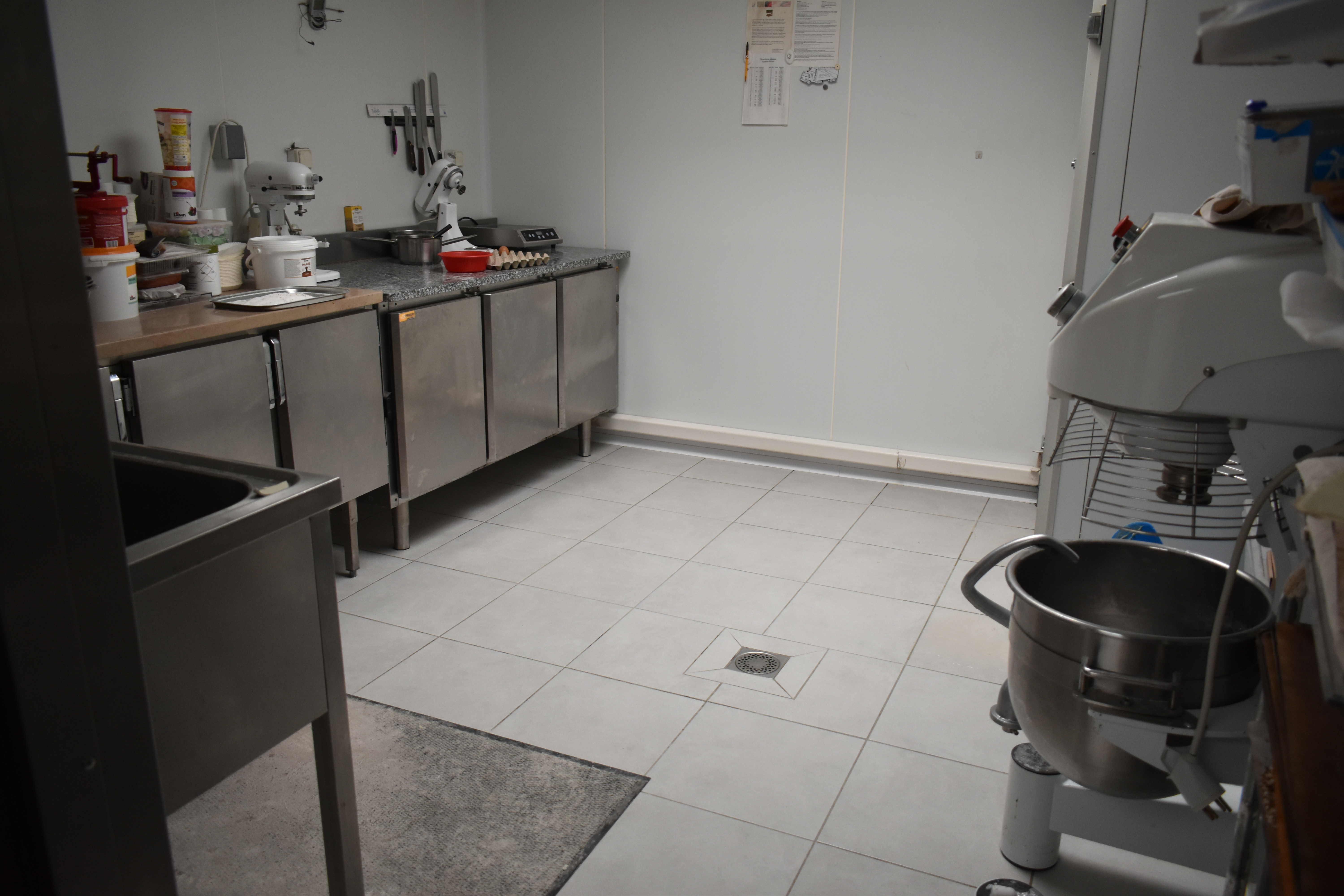 Boulangerie-pâtisserie aux portes du vignoble nantais dans commune de 1600 habitants sur l'axe Chôlet-Nantes.
Locaux de 2017 appartenant à la commune. Surface totale de 133m2 dont surface de vente de 24m2.
Magasin et chambres de pousse de 2017.
Four Polin de 2011
Repose pâtons, façonneuse et tour réfrigéré de 2022
Locaux propres et matériel entretenu. 2 vestiaires, un bureau et sanitaires avec douche.
Places arrêt minute devant, située à côté du pôle santé et en face de la salle de sport. 2 écoles primaires sur la commune et arrêts de bus en face la boulangerie.
Distributeur à baguettes devant pour satisfaire les clients pendant les heures de fermetures. Et dépôt de pain dans la supérette de la commune voisine.
Possibilité d'habiter dans le logement d'à côté. T4 de 2017, orienté sud avec petite terrasse et petit coin de verdure + garage.
Une visite ne coute rien alors n'hésitez pas.