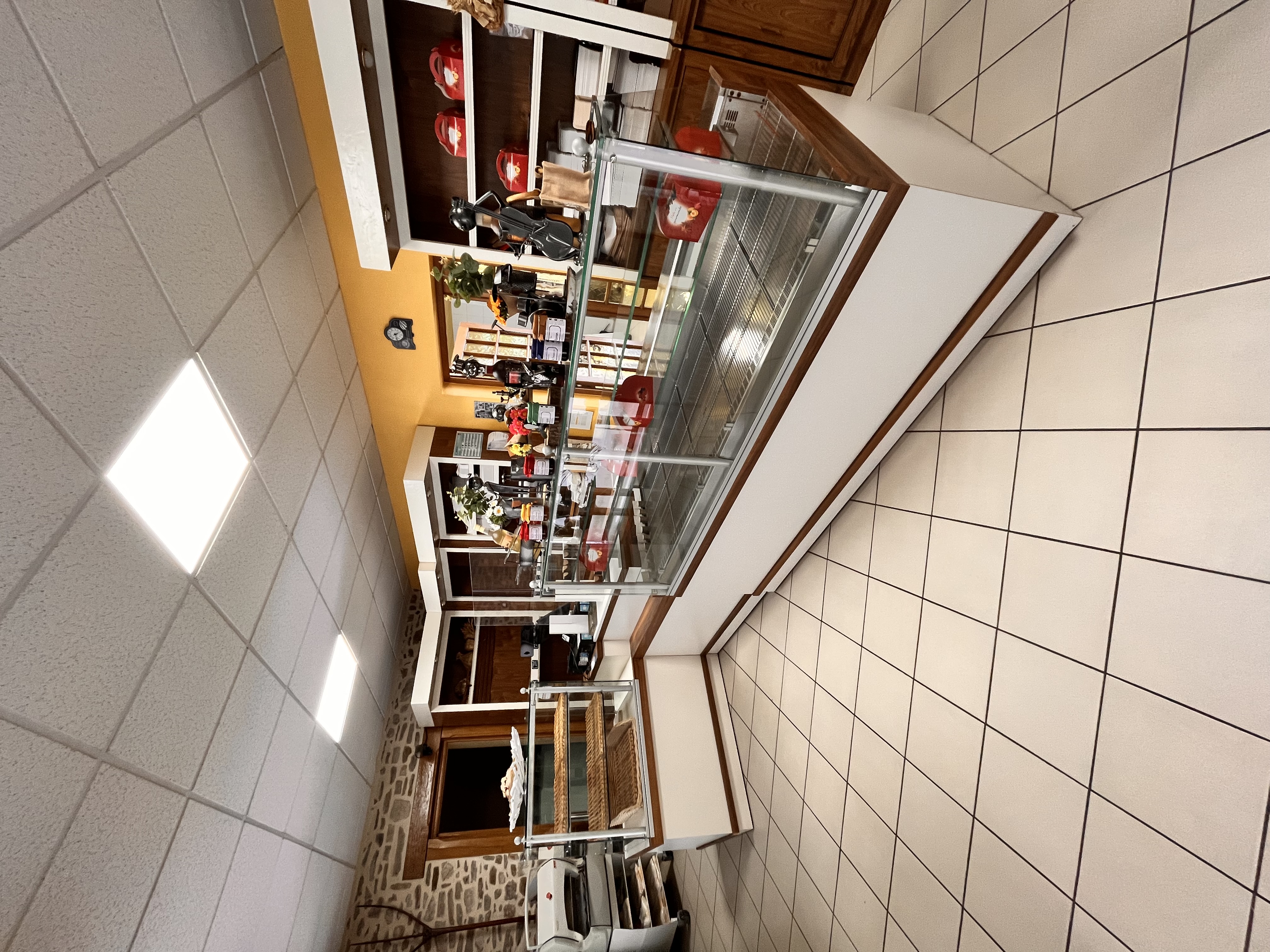 Lien de l'annonce de la chambre des métiers :

https://www.transentreprise.com/offres/fiche/NAQ260656A/boulangerie-artisanale/nouvelle-aquitaine/correze/tulle-et-arrondissement


À vendre – Boulangerie artisanale – Soursac (Corrèze) – Cause retraite.

Située en plein cœur de Soursac, en Corrèze, la Boulangerie Raynal, en activité depuis 1987, est mise en vente pour cause de départ à la retraite.

Entreprise bien implantée localement, avec une clientèle fidèle et une solide réputation dans la région.  

Exploitée depuis 1987 et bénéficiant d’une solide réputation locale. Clientèle fidèle, activité stable et rentable : chiffre d’affaires 2024 HT : 146 033 euros. Le fonds comprend un ensemble complet de matériel en très bon état (peseuse, 2 chambres de fermentation, tour réfrigéré, etc.). Locaux en parfait état avec diagnostic hygiène réalisé. Possibilité de louer l’appartement situé au-dessus ou de racheter les murs si souhaités.

Prix du fonds : 90 000 euros.

Loyer du fond : 550 euros.

Accompagnement possible par le cédant. Idéal pour un couple de repreneur souhaitant s’installer dans une commune paisible avec un outil de travail prêt à l’emploi.
