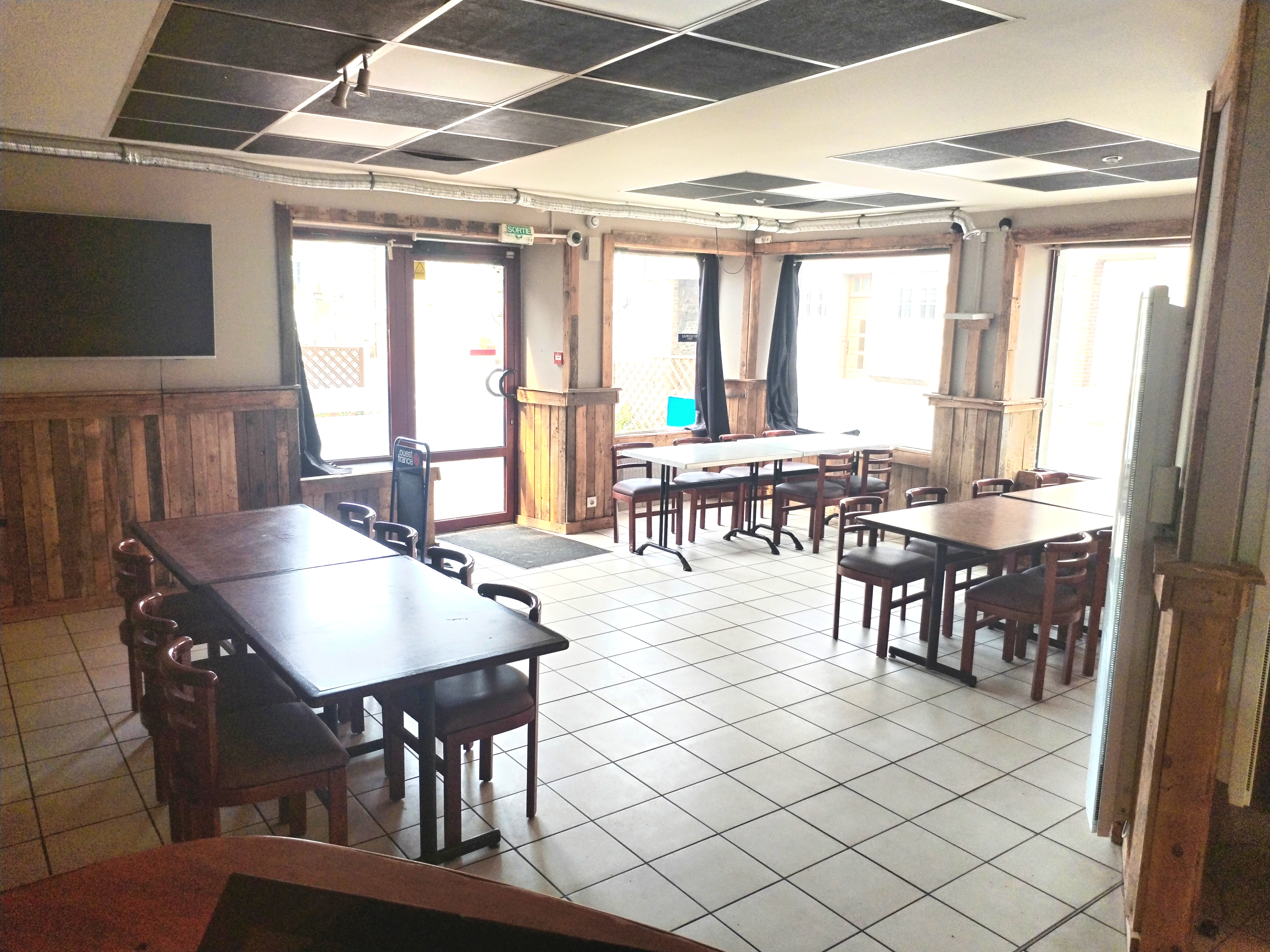 Cuves, commune rurale mais dynamique de 260 habitants au cœur du Sud Manche, recherche personne motivée pour reprendre son commerce multiservices en location gérance : restaurant, bar (licence IV), dépôt de pain … Potentiel pour développer d’autres services.
L’établissement comprend au rez-de-chaussée, une partie bar ouvert sur les deux salles de restaurant lumineuses (pour 30-40 couverts chacune). L’une est agrémentée d’une belle cheminée en pierre ouverte et l’autre d’une cheminée équipée d’un poêle à granulée. Une terrasse extérieure complète la capacité d’accueil aux beaux jours.
Une cuisine totalement équipée est desservie par plusieurs pièces comprenant notamment une laverie et une chambre froide. 
Au-dessus du commerce, logement de 121 m², comprenant : une pièce à vivre avec coin cuisine, un salon, 2 chambres, une salle d’eau, une 3ème chambre indépendante avec salle de bain et une grande pièce supplémentaire pouvant faire office de salon, chambre, bureau… + cour privative.
Clientèle locale à fidéliser, cuisine familiale et menus ouvriers à privilégier et à développer, avec un réel potentiel.
Compétences indispensables : vous devez avoir des diplômes dans le domaine de la restauration et/ou de sérieuses références et savoir tenir une comptabilité.
Si vous êtes d’un tempérament entreprenant, ouvert aux autres, disponible, avec un esprit rural et le sens de l’accueil,
Merci de nous adresser dans un premier temps votre candidature, en nous précisant de façon détaillée :
-	Votre expérience et celle de votre conjoint(e) si vous souhaitez vous installer à 2
-	Vos formations (scolaires et autres)
-	Si vous avez des enfants (nombre et âge)
-	Pourquoi vous souhaitez vous installer chez nous, surtout si vous n’êtes pas dans notre secteur 
-	géographique
-	Si vous avez déjà un projet pour l’établissement…
Aucune visite ne sera organisée sans ce minimum d’information.
Locaux disponibles de suite.