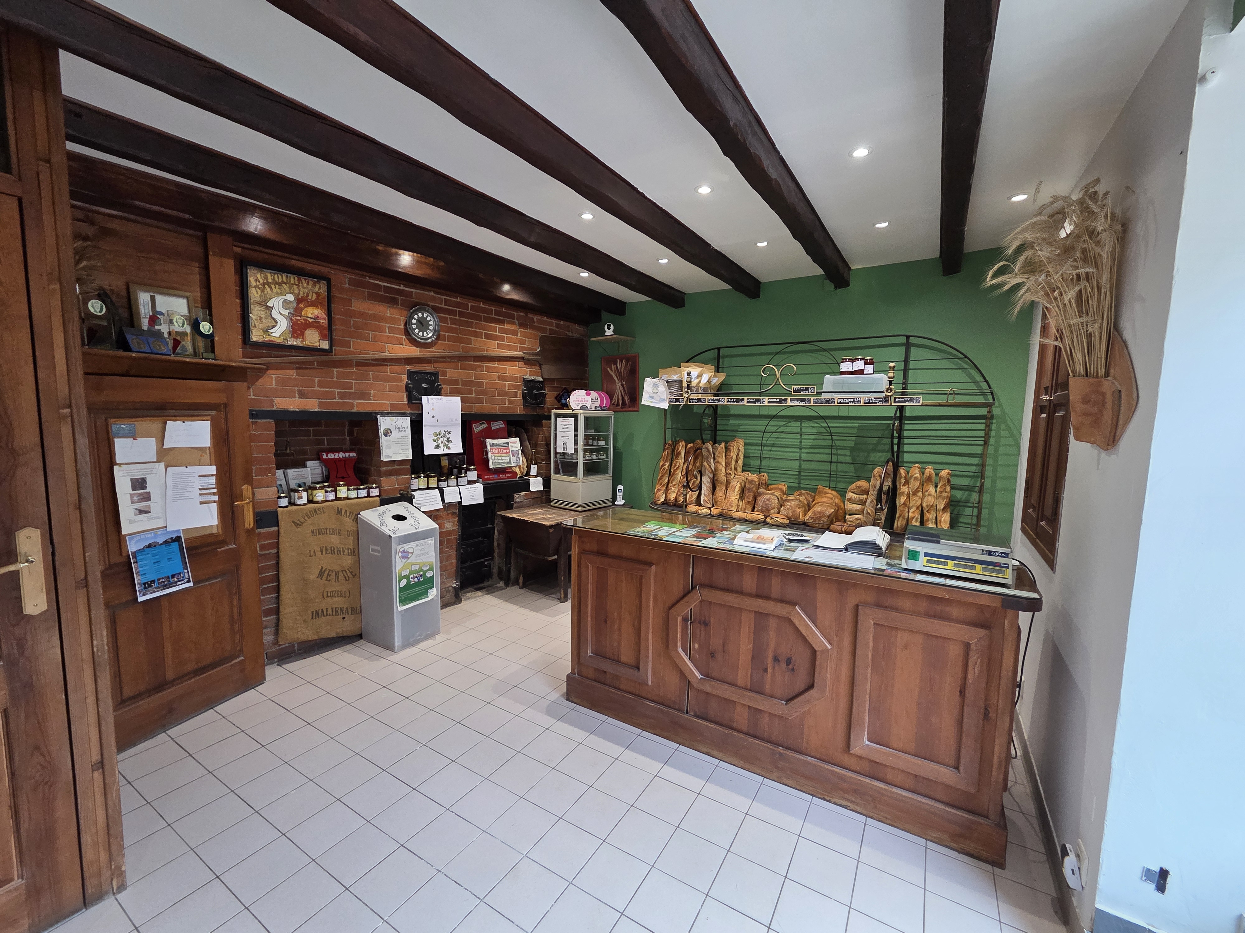A céder pour des raisons de santé, dans un village de 650 habitants une boulangerie.
La clientèle est locale, elle est composée de particuliers et quelques professionnels. La vente se fait dans le magasin (attenant au fournil) et lors de livraisons quotidiennes.
Les locaux comprennent un magasin de 16,5 m², un fournil de 45 m² tout équipé et au-dessus, un logement de 90 m², il n’y a pas de travaux à prévoir.
Une salariée à mi-temps est en poste (CDI).
Le repreneur peut être accompagné lors du démarrage de l’activité.
Vente du fonds de commerce : 70 000€. Vente des murs : 220 000€