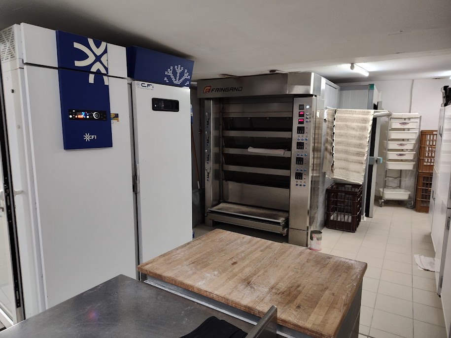 Cause retraite, vend boulangerie pâtisserie, chocolaterie artisanale, centre ville, axe principal, parking, à Saint Florent sur Cher, 10 kms de Bourges. Ville de 6500 habitants et deux boulangeries. Façade de dix mètres, espace client spacieux.
Deux salariés, une vendeuse et madame, 5 semaines de fermeture. 
Logement cuisine, SAM, salon, deux chambres, SdBain, bureau. Tous commerces et écoles à proximité. Après 11 années passées et 50 ans de carrière, il est temps pour nous de passer le flambeau.
Futurs repreneurs soyez ambitieux, courageux et volontaires, c'est beau de s'exprimer et fabriquer ce dont on a envie. 
 C.A. 300 000 €. Matériel bon état, four, pétrin, diviseuse 10 ans.
Sauvez notre commerce cardans un avenir proche ce sera une fermeture définitive  et comme je vous l'ai dit 6500 habitants et deux boulangeries, il y a de quoi travailler
Faute de repreneur l'affaire sera placée en liquidation et le matériel vendu
