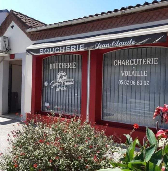 Vends fonds de commerce Boucherie-Charcuterie implantée depuis de nombreuses années dans le centre-ville de Vic-en-Bigorre, dans les Hautes-Pyrénées.

Idéalement située dans une rue commerçante avec places de parking et proche d'une maison de santé. Unique boucherie de la ville, elle bénéficie d'une clientèle fidèle.

Vic-en-Bigorre est une commune dynamique de 5000 habitants avec une vie commerçante et associative très importante avec un grand marché le samedi matin. Elle est située à 30min. de Tarbes, à 1h des montagnes, 2h de Toulouse et 2h aussi de l'Océan.

Magasin climatisé de 50m² + chambre froide + plonge + bureau pour une surface totale de 70m². Dispose de 3 grandes baies vitrées donnant sur la rue principale, 3 vitrines réfrigérées pratiquement neuves et de tout le matériel récemment renouvellé (machine à hacher réfrigérée, balance, machine à sous-vide, trancheuse...). Agencement moderne et fonctionnel.

Pas de salarié à reprendre. Magasin toujours tenu en couple.

Loyer 498 euros par mois.
Création de la boutique en avril 2000. 
Chiffres d'affaires d'environ 350 000 euros /an.

Pour de plus amples renseignements, n'hésitez pas à me contacter au :             06 83 90 54 28.