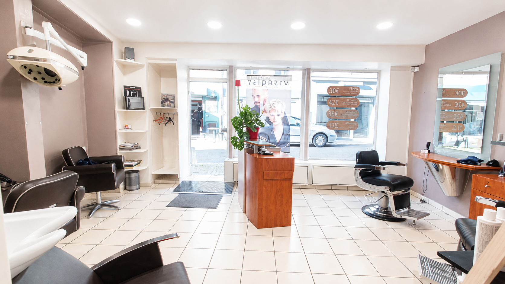 En plein centre-ville de Melle , avec parkings gratuits à proximité immédiate , ce fonds de commerce de coiffure représente une belle opportunité pour un professionnel souhaitant reprendre un salon clé en main , déjà exploité et avec une clientèle fidèle .

Le local d'environ 45m² est bien agencé et comprend :
Un espace accueil avec comptoir , 3 postes de coiffage , dont 2 postes coiffure/barbier (fauteuil Belmont) , et 1 bac de lavage
Un deuxième espace avec 2 postes de coiffage et 1 bac de lavage
Une réserve
Une courette
Une cave

Les points forts :
Emplacement central
Facile d'accès
Parkings gratuits à deux pas
Clientèle régulière et fidèle
Aucun salarié à reprendre
Aucun passif
Salon exploitable immédiatement

Le prix comprend :
Le matériel
Le mobilier
La clientèle
Le droit au bail

Chiffres clés :
CA 2025 : 59 575 € HT
EBE : 11 097 € HT , soit 18,6 %​ du chiffre d'affaires
Loyer : 460 € HT/HC par mois

Fort potentiel de développement pour :
Un coiffeur souhaitant se mettre à son compte
Un duo d'associés
Une structure avec gérant 
Un salon souhaitant élargir son amplitude d'ouverture et ses prestations

Profitez d'être accompagné par un réseau de proximité dédié aux salons de coiffure indépendants : pilotage, gestion, management, formation des équipes, techniques, produits et référencement.

Prix ​​: 32 000 € FAI

Une vraie opportunité pour reprendre un salon bien placé, opérationnel, avec un faible loyer et un potentiel de progression.