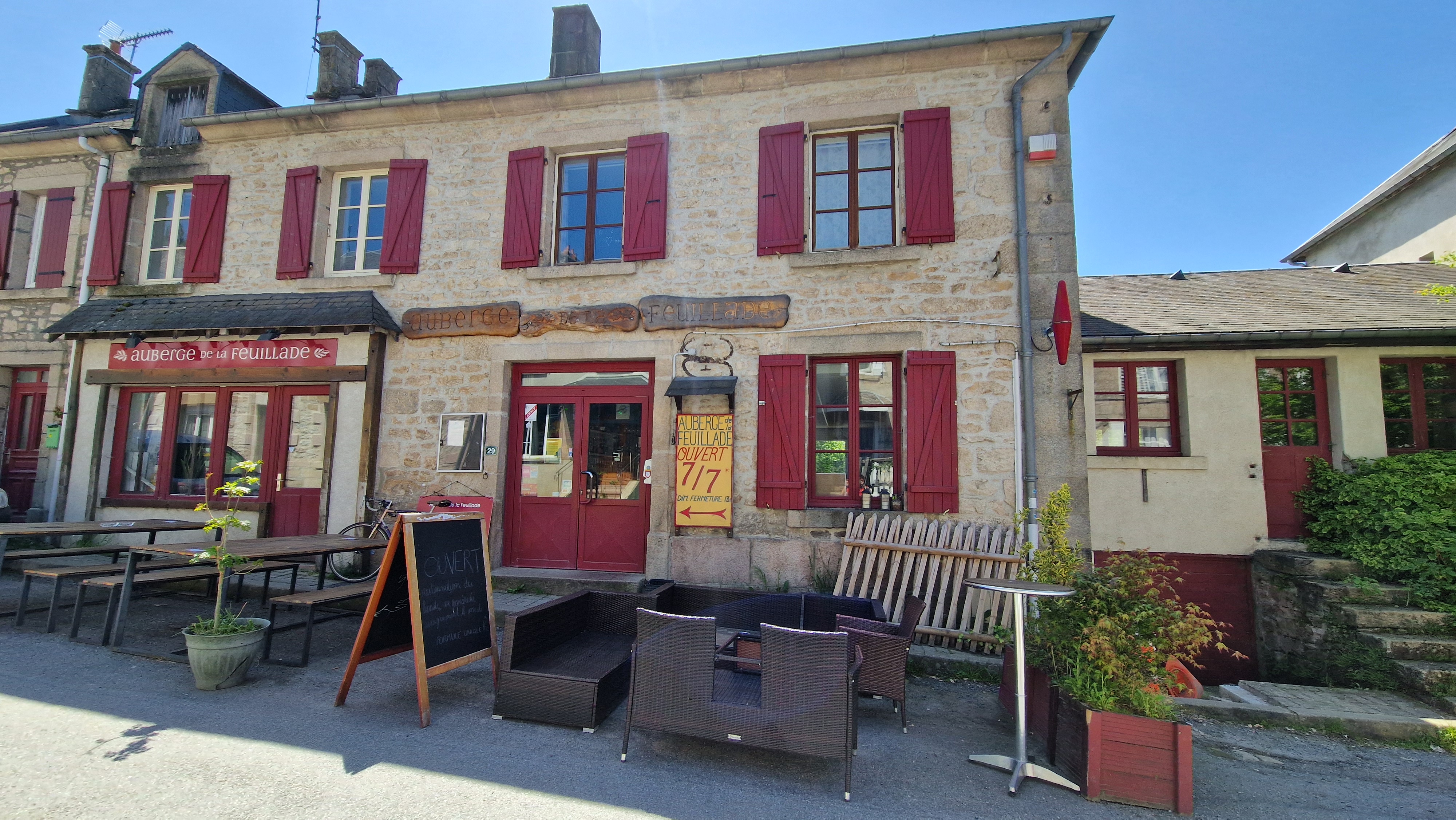 Localisation :

A 1 heure de Limoges, le bien est situé dans le centre bourg, à proximité de toutes les commodités (commerces, médecins, crèche, écoles). La commune dispose d'un marché hebdomadaire et d'une vie culturelle et sociale dense grâce à de nombreuses associations.
Du fait de sa proximité avec le lac de Vassivière, au cœur du  Parc Naturel Régional de Millevaches, l'auberge bénéficie d'un flux touristique important.

Accessibilité en voiture : 

- 15 minutes du lac de Vassivière
- 35 minutes d'Aubusson
- 45 minutes de l'A89 (Bordeaux/Lyon)
- 1h de Limoges et Guéret
- 3h30 de Bordeaux, Lyon et Toulouse

Description du bien : 

Ce commerce de proximité propose une restauration de type ouvrière et bistronomique en période estivale et accueille de façon régulière des repas de groupes. Le potentiel de développement comprend des activités complémentaires (FDJ, traiteur…).
Le CA annuel est d'environ 350 000 €

Caractéristiques du bien : 

- un bar avec comptoir
- un espace de vente de tabac
- une cuisine équipée
- une salle de restaurant de 50 couverts
- une terrasse agréable et ensoleillée à l’arrière du bâtiment permettant de doubler la capacité d’accueil
- un parking à proximité
- Licence IV
- une logement à l'étage