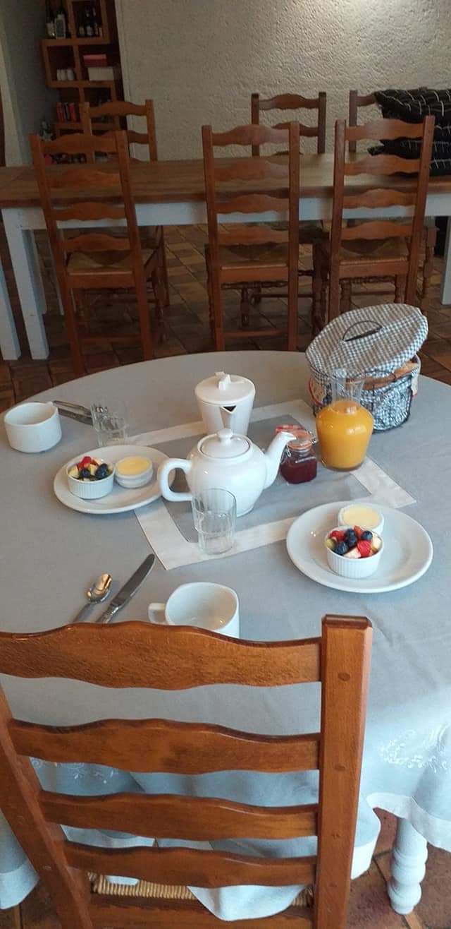 Vente d'une auberge et maison d'hôtes mur et fond de commerce environ 300m2 habitable sur environ 4700m2 de terrain plein centre village en eure et loir à quelques km du château d'Anet et de la chapelle royale à Dreux.