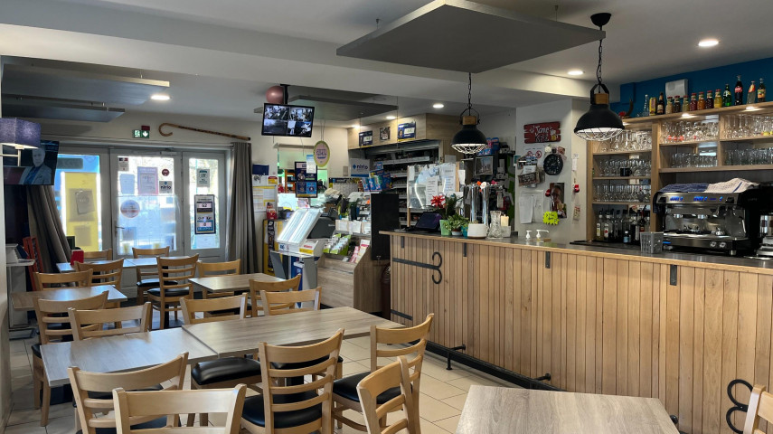 Motif de cession :retraite 
vend fond de commerce multiservice au cœur d'une commune rurale avec un bon emplacement sur un axe fréquenté et la présence d'un lycée professionnel à proximité générant un flux régulier. Facilité de stationnement 
Deux dirigeants actuellement, aucun salarié
Locaux:
Salles 30 places assises(en fonction de l aménagement, possibilité de places supplémentaires.
2 Patios :permettant d accueillir 60 personnes l été 
Etablissement neuf , ne nécessitant aucun travaux 
Loyer 500€ 
perspectives de développement:
Développement du bar ( animations, évènements )
augmentation de l amplitude horaire 
horaires d ouvertures
lundi, mardi, jeudi, vendredi 6h45
ferme de mercredi 
samedi/ dimanche :8h/13h