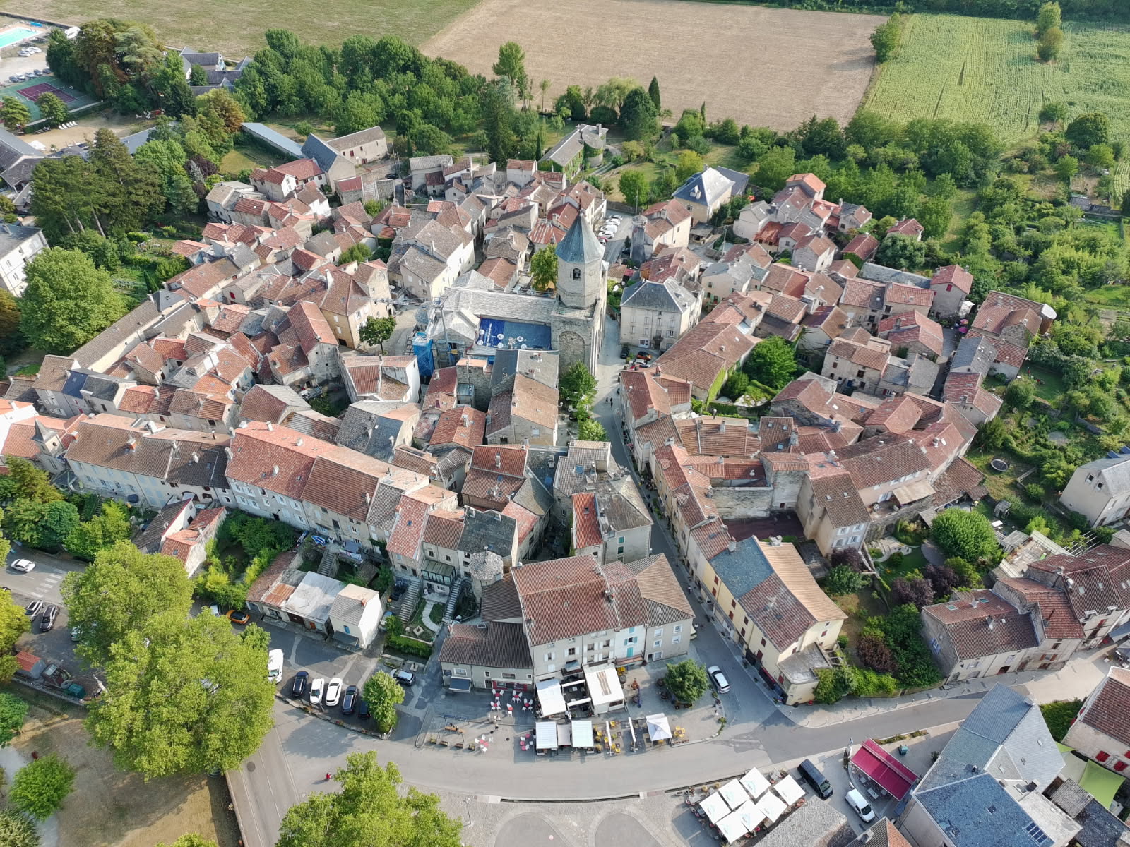 Opportunité Exceptionnelle : Vente de Fonds de Commerce de Restaurant  
avec Licence III incluse.

Découvrez ce fonds de commerce idéalement situé dans une commune prisée du sud Aveyron à proximité du viaduc de Millau et bénéficiant d’un emplacement stratégique sur la place principale de ce village dynamique et touristique. Proche de l’A75 et à seulement 45 minutes de Montpellier, Bézier, Cap d’Agde et des plages.
Nant (12230), bénéficie d'une vie locale animée avec école, centre médical, salle de sport, piscine et tous les commerces essentiels au quotidien. Réputée pour ses multiples fêtes votives, concerts et événements estivaux, cette localité offre de belles opportunités de développement pour une activité à forte saisonnalité. De plus, notre restaurant est répertorié Relais Motards.
Vous évoluerez dans un restaurant spacieux de 100m² intérieur et de 80m² extérieur, entièrement refait à neuf et sans aucun travaux à prévoir (rénovation complète en 2024). 
Les installations comprennent :
	Cuisine professionnelle : 40 m², neuve et aux normes HACCP.
	Salle de restaurant lumineuse : 60 m², ambiance agréable.
	Terrasse spacieuse : 80 m² avec un espace salon.  
	Concept Innovant : Grillades à cuire sur planchas et à partager.
	Capacité : 38 couverts en salle + 50 en terrasse
	Matériel : cuisine et salle équipées à neuf (60 000 € investis récemment)
	Accessibilité : accessible aux personnes à mobilité réduite
	Licence III incluse : (valeur 9 000 €)
	Bail neuf avec un loyer attractif : 800 € HT/mois
	Établissement aux normes HACCP, aucun travaux à prévoir
	Structure souple : salariés uniquement l’été
	Restaurant clé en main : occasion unique de lier travail et qualité de vie
Ne ratez pas cette chance de reprendre cette activité dans un cadre idyllique et en pleine expansion ! 
Transition avec accompagnement assuré en cuisine et au service.

💰 Prix de vente affiché : 110 000 € (à débattre dans la mesure du raisonnable)
       Possibilité d’acquérir les murs.
Non soumis au DPE
Contact par téléphone ou mail,  agence s’abstenir.
Les informations sur les risques auxquels ce bien est exposé sont disponibles sur le site Géorisques : www.georisques.gouv.fr