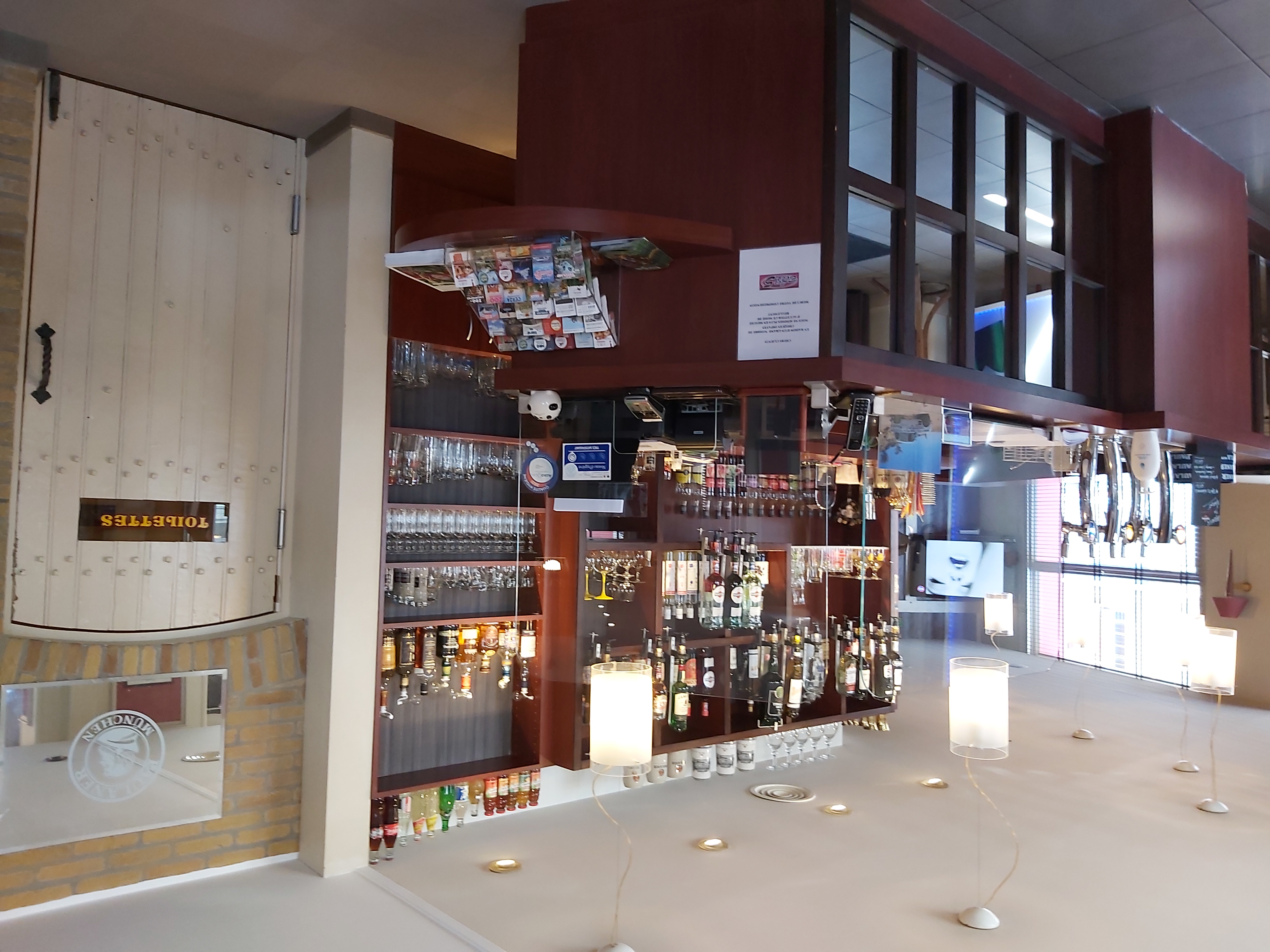 OPPORTUNITE RARE SUR LE MARCHE
Fond de commerce bar brasserie avec licence 4, situé en centre ville de Flers (emplacement N°1), bénéficiant d'une excellente notoriété locale (4.3 sur google). Etablissement de renom d'une surface commerciale de 200 M2 rénové récemment + 200 M2 de sous sol, aucun travaux à prévoir, exploitable immédiatement.
DESCRITIF DE L'ETABLISSEMENT
* capacité intérieur : 70 places assises
* terrasse privée rénové 2025 : 40 places
* bar équipé avec salle salon 25 places
* cuisine professionnelle fonctionnelle
* espace pizza aménagé (non exploité)
*accessibilité PMR
ouvert du lundi au vendredi midi et soir et fermeture samedi et dimanche (depuis 09/25) + 6 semaines de congés
personnel en place : 3 cdi
bail commercial échéance 2033
loyer : 1061.00 € 
pour plus d'info et autres photos sur l'établissement RDV sur notre site :
                                     les-5-becs-flers.eatbu.com
IMPORTANT
un logement au dessus du restaurant de 113 M2 et entièrement rénové (2025) peut être disponible quelques mois après la vente de l'établissement.

Dossier comptable concernant le restaurant uniquement après première visite.