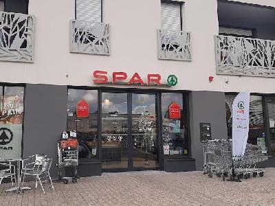 Description du projet:

Commune française située dans le département de la Vendée en région Pays de la Loire. Elle est située dans une position stratégique en Vendée, tant sur le plan touristique qu'économique, et constitue une ville centre à l'échelle de son aire d'influence. Aux portes du Puy Du Fou, ce magasin possède une grande façade visible et jouit d'un emplacement premium sur un axe passant. Il est entouré de commerces complémentaires et se trouve au centre des activités de la ville. Des places de parking se trouvent à proximité pour faciliter l'accès de votre clientèle à votre magasin. Ce magasin refait à neuf possède une surface de 288m² parfaite pour proposer un large choix d'assortiment. De nombreux services sont présents pour répondre aux besoins de votre clientèle. Livraison à domicile / Pain cuit sur place / Café / Snacking (Salad Bar) / Rôtissoire Horaires d'ouvertures : 7h00 20h du lundi au dimanche. Le bien est à reprendre au prix de 435K€ avec un chiffre d'affaires actuel à 1304K€ et le loyer annuel est à 29.376K€.

Les avantages de notre enseigne :
Ce commerce clé en main est à reprendre sous contrat de franchise et nécessite un apport personnel de 150K€ sans frais de droit d'entrée. Vous devenez propriétaire d'un magasin de proximité sous enseigne nationale.