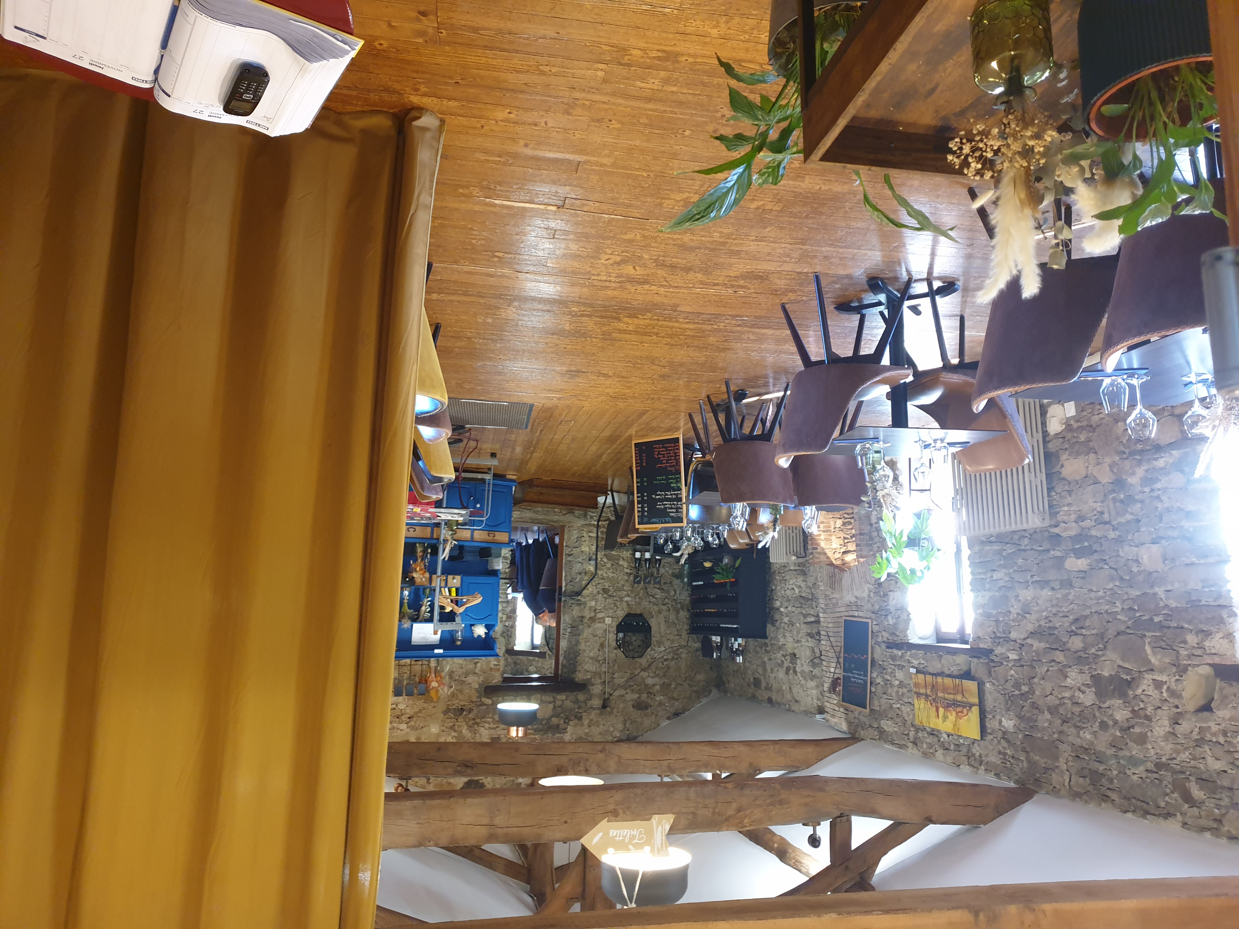 Fonds de commerce de restaurant semi gastronomique situé dans le bocage vendéen. Cadre chaleureux et authentique.

Surface commerciale de 250 m2 plus une vaste terrasse pouvant accueillir 50 couverts.

Potentiel de croissance.

Prix net vendeur de 150 000 €

Restauration semi-gastronomique situé au cœur Bocage vendéen.

Dans un cadre chaleureux et authentique, un véritable moulin à eau datant du début du XVIIème siècle et dans un parc ombragé, cet établissement a su se différencier par la qualité de sa cuisine, de son accueil et de son service pour combler une clientèle d’épicuriens qui aiment se faire plaisir.

C'est devenu pour la clientèle d'habitués un endroit où ils aiment se retrouver.

Les dirigeants proposent une cuisine moderne, semi-gastronomique pleine de couleurs à base de produits frais et locaux sans oublier la pâtisserie, qui fait l’unanimité des clients, qui en parlent encore, etc.

Capacité de 60 couverts en salle et de 50 en terrasse.

Jours d'ouverture de l'établissement :

- Lundi, jeudi, vendredi, samedi et dimanche midi de 10h à 13h30.

- Vendredi soir et samedi soir de 19h30 à 21h.

Le ticket moyen ressort à 39/49 € la semaine.

Bel outil de travail tant en cuisine qu'en salle.

Pas d'investissement à faire.

Clientèle fidèle d'épicuriens qui aiment se faire plaisir, dans des lieux authentiques et chaleureux.

Pas de concurrence directe sur leur zone de chalandise,

Pas d'impact de la saison estivale pour cet établissement situé en dehors des axes d'accès à la côte.