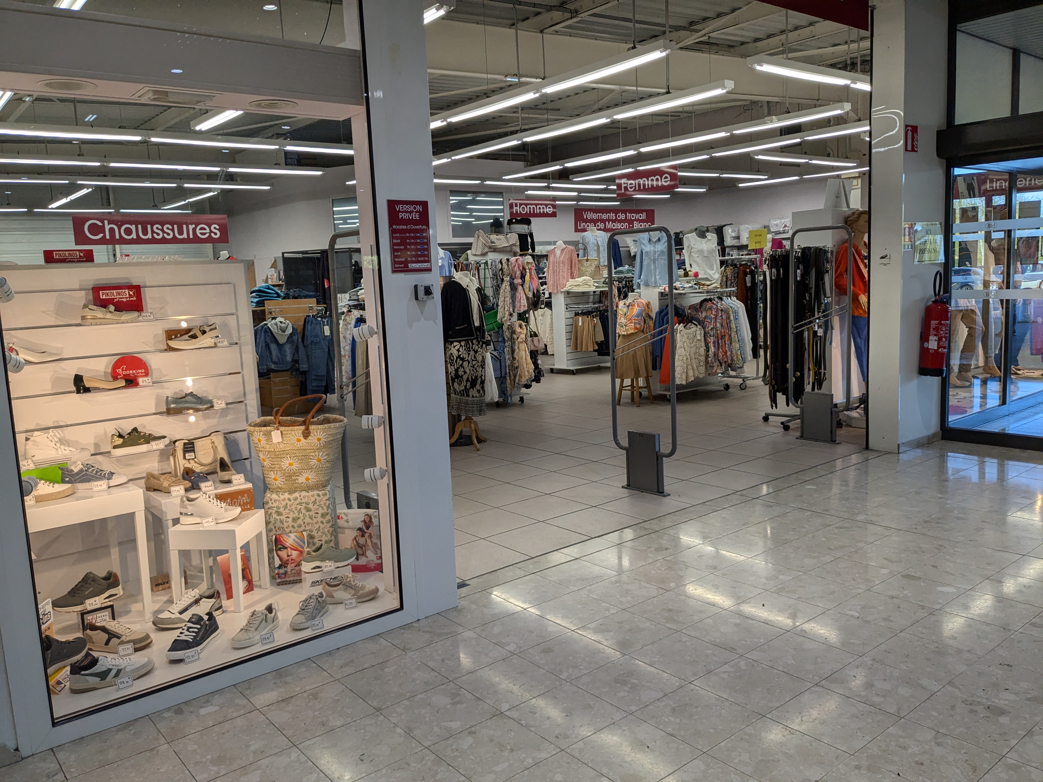 A céder cause retraite commerces indépendants de détails habillement et chaussures avec 2 établissements. Les deux établissements peuvent être transmis séparément : un à Arnay le Duc et le deuxième à Saulieu, CA 500 k€.
L’établissement d’Arnay le Duc est situé dans un local de 300 m2, indépendant, dans l’enceinte d’un super marché.
L’établissement de Saulieu, local de 400 m2, est situé en zone commerciale, à proximité d’un super marché.
La gestion des deux établissements est facilitée par la distance de 28 kms l’un de l’autre avec deux zones géographiques différentes permettant la non concurrence de des deux établissements.
Bonne rentabilité, offre commerciale large sur homme/femme/enfant et également accessoires, maroquinerie,
Actuellement, nous sommes 3 personnes actives pour ces deux commerces ce qui limite la masse salariale.
Possibilité d’accompagner le repreneur.
Prix du fonds des deux commerces 190 keuros (dont le matériel) mais hors stocks.