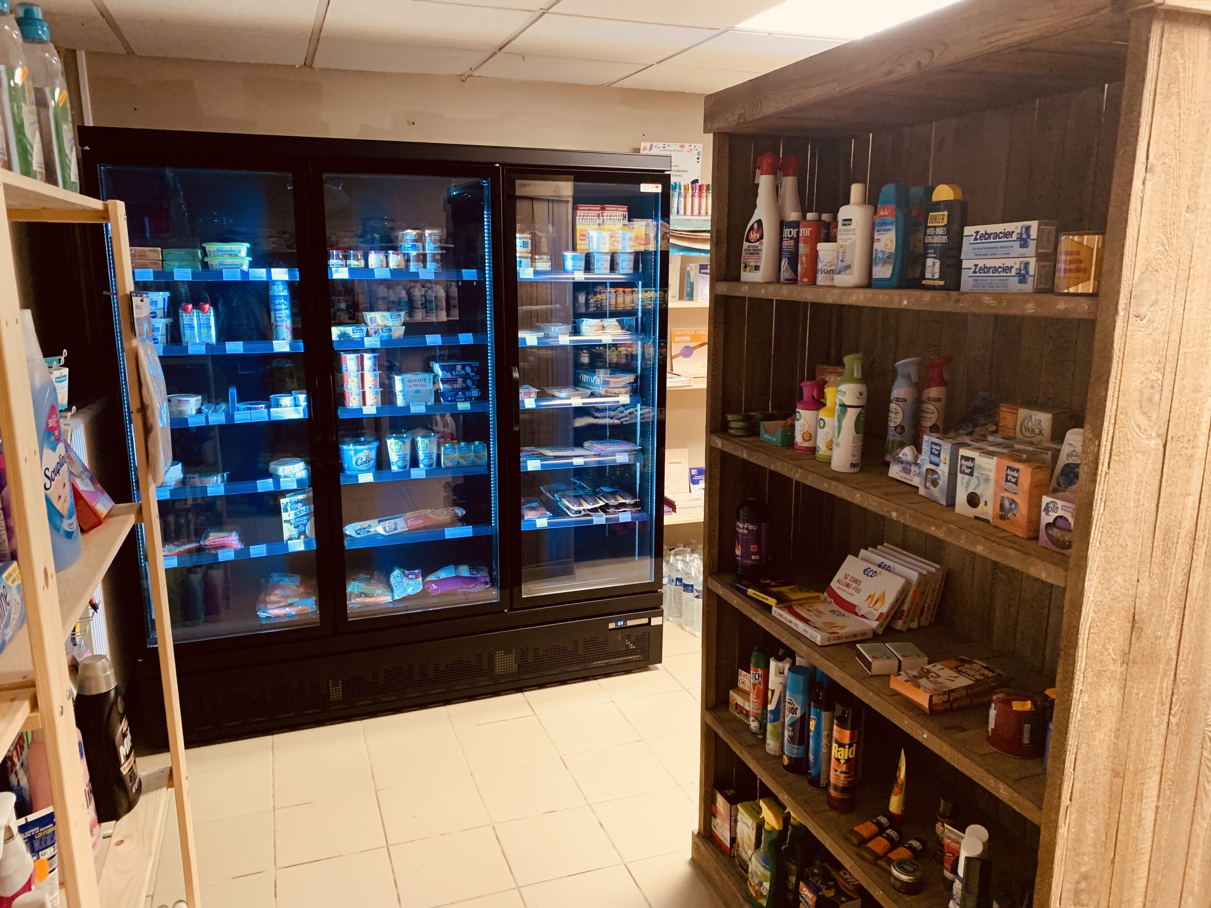 Épicerie de village implantée au cœur de Noizay, commune viticole d’Indre-et-Loire, proposant une offre de produits locaux, artisanaux et de dépannage ; complété par plusieurs services de proximité.

Commerce bénéficiant d’un rôle central dans la vie locale, avec clientèle fidèle et environnement touristique porteur à proximité d’Amboise, des vignobles de Vouvray et des châteaux de la Loire.

Matériel récent en excellent état, renouvelé lors de la reprise récente de l’établissement. Local commercial d’environ 140 m² situé en centre-bourg avec parking à proximité.

Atout majeur : importante réhabilitation du bâtiment programmée par la commune conditions locatives particulièrement intéressantes (gratuité le temps des travaux puis loyer attractif).

CA 2023 : 197 k€ / CA 2022 : 214 k€

Cession du fonds de commerce. Prix de vente : 55 k€ négociable.

Opportunité idéale pour un couple, des associés ou toute personne souhaitant développer un commerce de proximité dans un cadre de vie rural dynamique, avec un fort potentiel de développement lié aux horaires d’ouverture, à l’activité touristique et aux services complémentaires.
