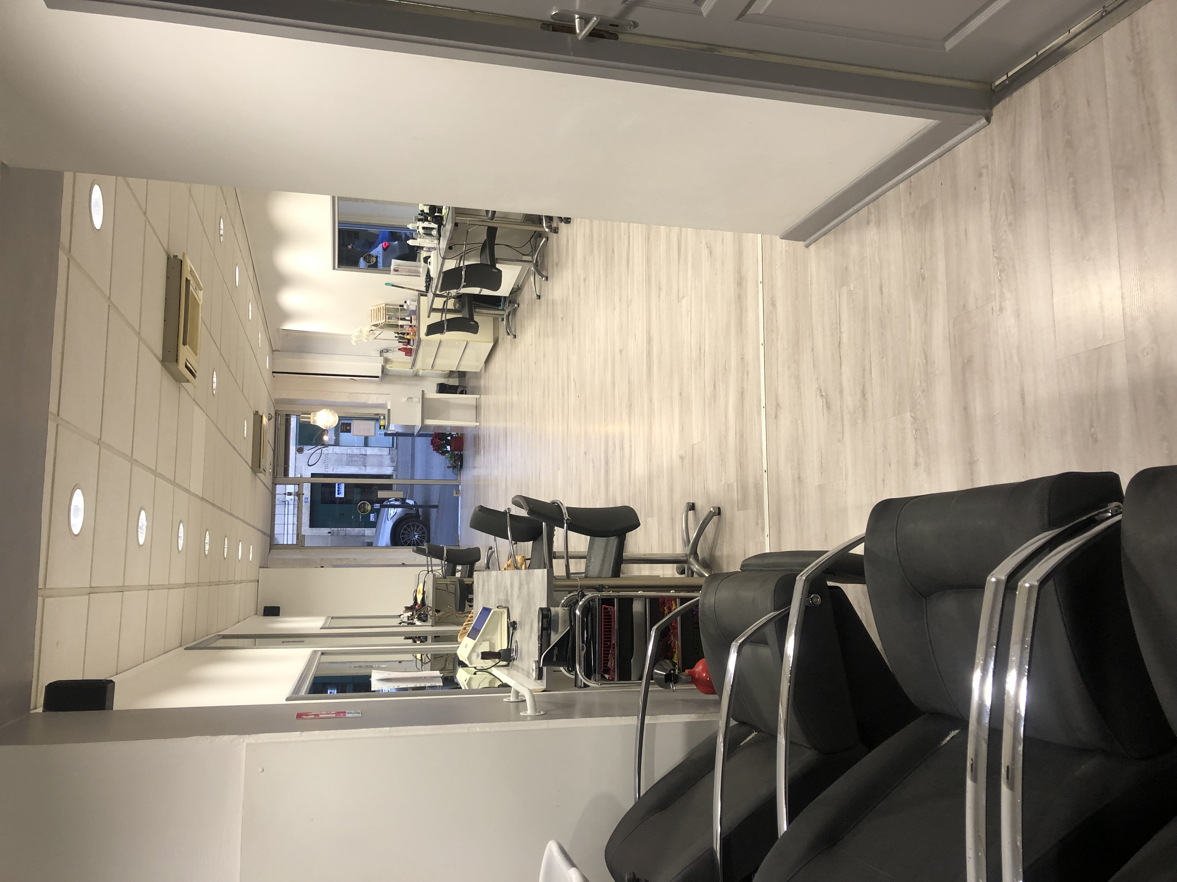 💇‍♀️ À SAISIR – SALON DE COIFFURE À VENDRE À AUCH (32)
📍 27 avenue de l’Yser – Quartier dynamique avec parkings à proximité

Vous rêvez de reprendre un salon de coiffure clé en main avec une clientèle fidèle et une équipe en place ?
➡️ Salon ouvert depuis 1978, excellente réputation
➡️ 75 m² bien agencés, 2 bacs à shampoing (dont 1 massant en rénovation)
➡️ Lave-linge et sèche-linge NEUFS
➡️ 2 salariées + 1 apprentie déjà en poste
➡️ Possibilité pour la gérante de rester comme salariée si souhaité

🔧 Aucun investissement lourd à prévoir – Salon prêt à travailler immédiatement !
💼 Parfait pour professionnel(le) ou investisseur souhaitant une activité stable et rentable.

📩 Intéressé(e) ? Contactez-moi pour plus d’infos ou une visite :
📧 anna.tonello72@gmail.com
📱 06 83 13 05 13 / 06 11 99 62 87

N’hésitez pas à partager autour de vous ! 🙏