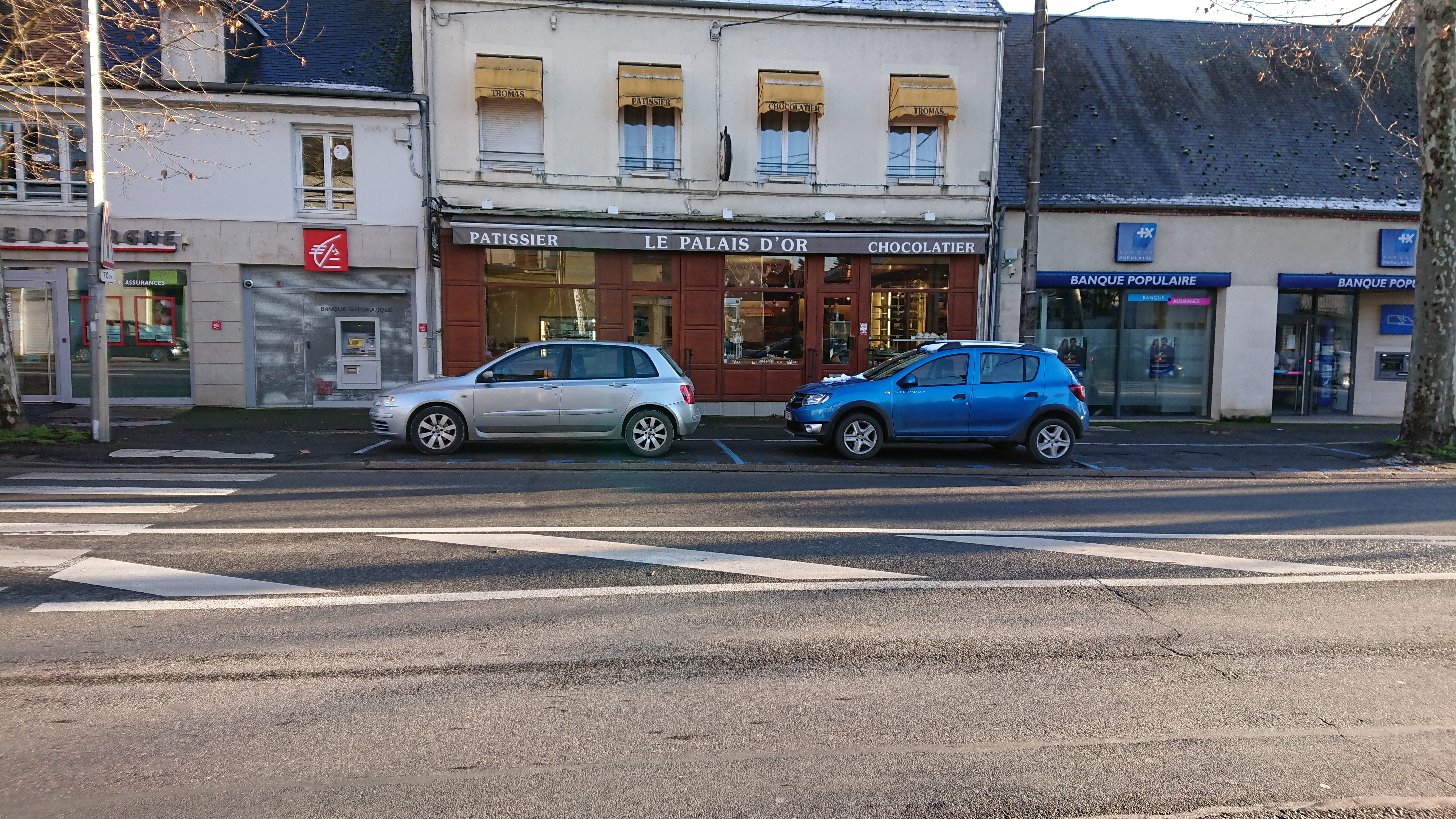 Cause retraite, vend boulangerie pâtisserie, centre ville, axe principal, parking, 10 kms de Bourges. C.A. 300 000 €. Matériel bon état, four, pétrin, diviseuse 10 ans.