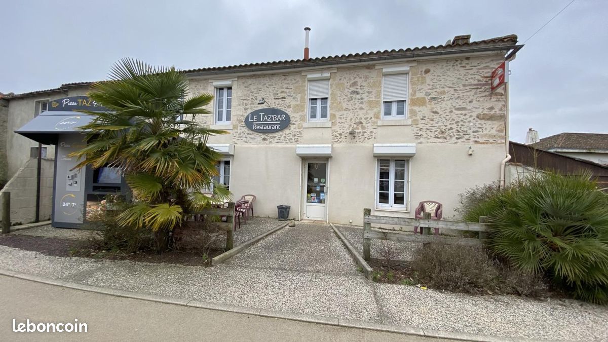 À vendre – Fonds de commerce Bar-Restaurant + activité distributeurs de pizzas

Situé au cœur d’une commune dynamique bénéficiant d’un tissu associatif riche et actif, ce bar-restaurant offre un fort potentiel de développement.
L’établissement dispose de :
- 62 places assises en salle
- 30 places en terrasse
Une surface commerciale d’environ 175 m²
Licence IV incluse
En complément de l’activité principale, trois distributeurs automatiques de pizzas sont implantés sur trois communes distinctes, générant environ 1 000 pizzas vendues par mois, assurant ainsi un revenu additionnel stable et intéressant.

Possibilité d’acquérir les murs comprenant :
- Une maison d’habitation d’environ 140 m²
- 4 chambres

Le chiffre d’affaires annuel se situe entre 180 000 € et 200 000 € sur les trois dernières années.
Un fort potentiel de progression est identifié, notamment via une optimisation des horaires d’ouverture et le développement de nouvelles offres.

Une belle opportunité pour un professionnel souhaitant exploiter et développer une activité polyvalente avec revenus complémentaires.