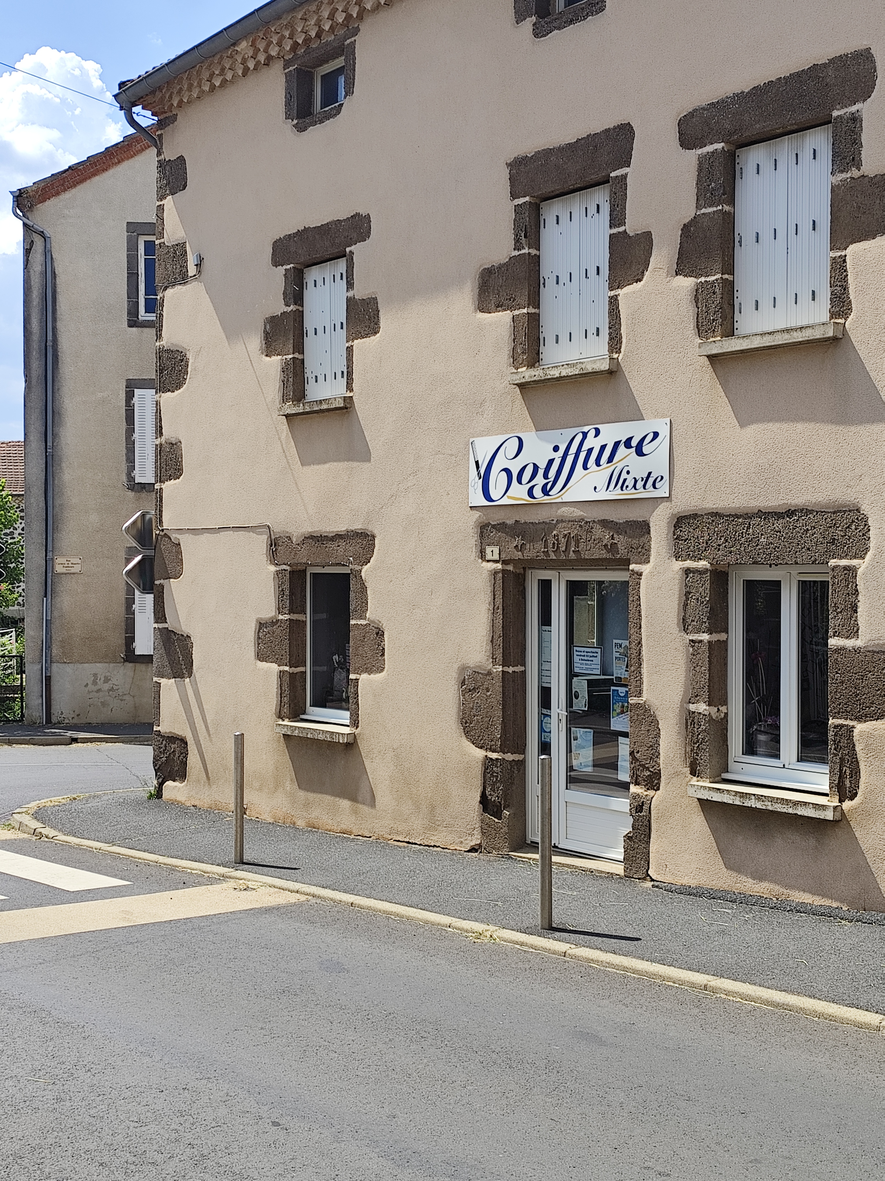 DESCRIPTION TECHNIQUE

Mise en vente du fonds de commerce de ce salon de coiffure pour raison de santé. Le salon est situé à Siaugues-Sainte-Marie, commune de 840 habitants dont la démographie est en hausse régulière depuis une quinzaine d’années et centre d’un bassin de vie de plus de 2 000 habitants en période non-estivale. 

Le salon, repris en 2004, comprend un espace de coiffure et de vente entièrement équipé de 50 m² avec 4 postes de travail, 2 bacs, un labo/buanderie, une salle de pause, un point d’eau et toilettes et un espace de stockage de 20 m². L'ensemble du matériel est entretenu et opérationnel, permettant une reprise immédiate de l'activité sans investissement majeur. Le salon est conforme aux normes d'accessibilité. Spacieux et lumineux, il est parfaitement placé au centre de la commune, en face d’un restaurant et à moins de 200m du premier parking (de nombreux autres stationnements existent dans le centre du bourg), également à proximité de l’école et de la mairie. Ce salon bénéficie d’une clientèle fidèle, composée principalement d’habitants locaux mais aussi de vacanciers et résidents secondaires. Le salon de coiffure est le seul sédentaire de la commune, et se partage la demande avec un salon de coiffure à domicile. 
Au niveau des horaires, le fonctionnement est le suivant : mardi-jeudi-vendredi en journée continue de 9h à 18h, mercredi après-midi (14h-19h) et samedi matin (9h-14h). Le salon propose des coupes pour homme et femme. 

Le chiffre d’affaires est stable, mais des possibilités de développement existent (notamment sur les horaires) la demande étant forte puisque les rdv sont complets à une semaine en hors saison, et 2 à 3 semaines en période estivale. Un poste de travail pourrait être rajouté, et le salon a déjà fonctionné avec une ouvrière et une apprentie en plus de la gérante. Bail commercial à reprendre, renouvelé en avril 2026, loyer des murs à 183€/mois.

Prix de vente du fonds : 15 000 € + 2 000 € de stock.

TERRITOIRE

Ce commerce est situé au sein de la Communauté de communes des rives du Haut-Allier (CCRHA), dans le département de la Haute-Loire, récemment élu département préféré des français au plan de l’attractivité touristique. Le territoire de la CCRHA compte 16 000 habitants et est sillonné du nord au sud par la rivière Allier. Le paysage aux multiples nuances de vert et de bleu alterne gorges et plateaux volcaniques typique de l’Auvergne, garantie d’un cadre naturel exceptionnel et préservé. Son patrimoine historique et architectural complète son charme. 

La commune de Siaugues-Sainte-Marie est le centre d’un bassin de vie de 2 000 habitants en résidence principale, et de 3 500 habitants en période estivale.  Elle dispose ainsi de nombreux artisans, commerces, associations et services publics (école, médiathèque, maison France Services, caserne de pompiers, maison médicale, …). Deux entreprises spécialisées dans le traitement et revêtement des métaux assurent l’emploi d’environ 300 personnes et sont source d’activité sur la commune. L’urbanisme est en développement avec la création récente de nouveaux lotissements. De plus, le camping trois étoiles récemment rénové connait une belle fréquentation. 

La vie de famille est rendue agréable par une vie associative riche qui permet la pratique de nombreuses activités tant culturelles que sportives : club photo, sculpture, peinture et dessin, chorale, préservation du patrimoine, danse, gym douce, football… sachant que par ailleurs, de nombreux chemins de randonnées pédestres ou à VTT vous permettront de découvrir une nature préservée et quelques sites enchanteurs.

Le territoire du Haut-Allier est facilement accessible depuis l'autoroute A75, à 1h de Clermont Ferrand et 3h de Montpellier. L’axe routier principal est la N 102 prolongée par la N 88 qui le relie à St Etienne et Lyon en 2h30. Des gares de proximité assurent la desserte ferroviaire sur la ligne Paris, Clermont-Ferrand, Nîmes via Langeac, le bourg-centre. Siaugues-Sainte-Marie est située à 20 minutes du Puy en Velay, préfecture du département. 

AIDES INSTALLATION 

L'ensemble de la CCRHA se trouve en ZRR (zone de revitalisation rurale) ce qui induit notamment une exonération d’impôts sur les sociétés les 5 premières années. 
Des aides financières liées à la reprise d'un restaurant peuvent être attribuées par la Communauté de communes, la Région et l'Europe. 
Ce commerce n’attend plus que vous !!
Contact :
Propriétaire du fonds : estelle.lopes2@orange.fr / 06.37.74.07.06
Communauté de communes : j.laurent@rivesduhautallier.fr / 06.66.44.48.06